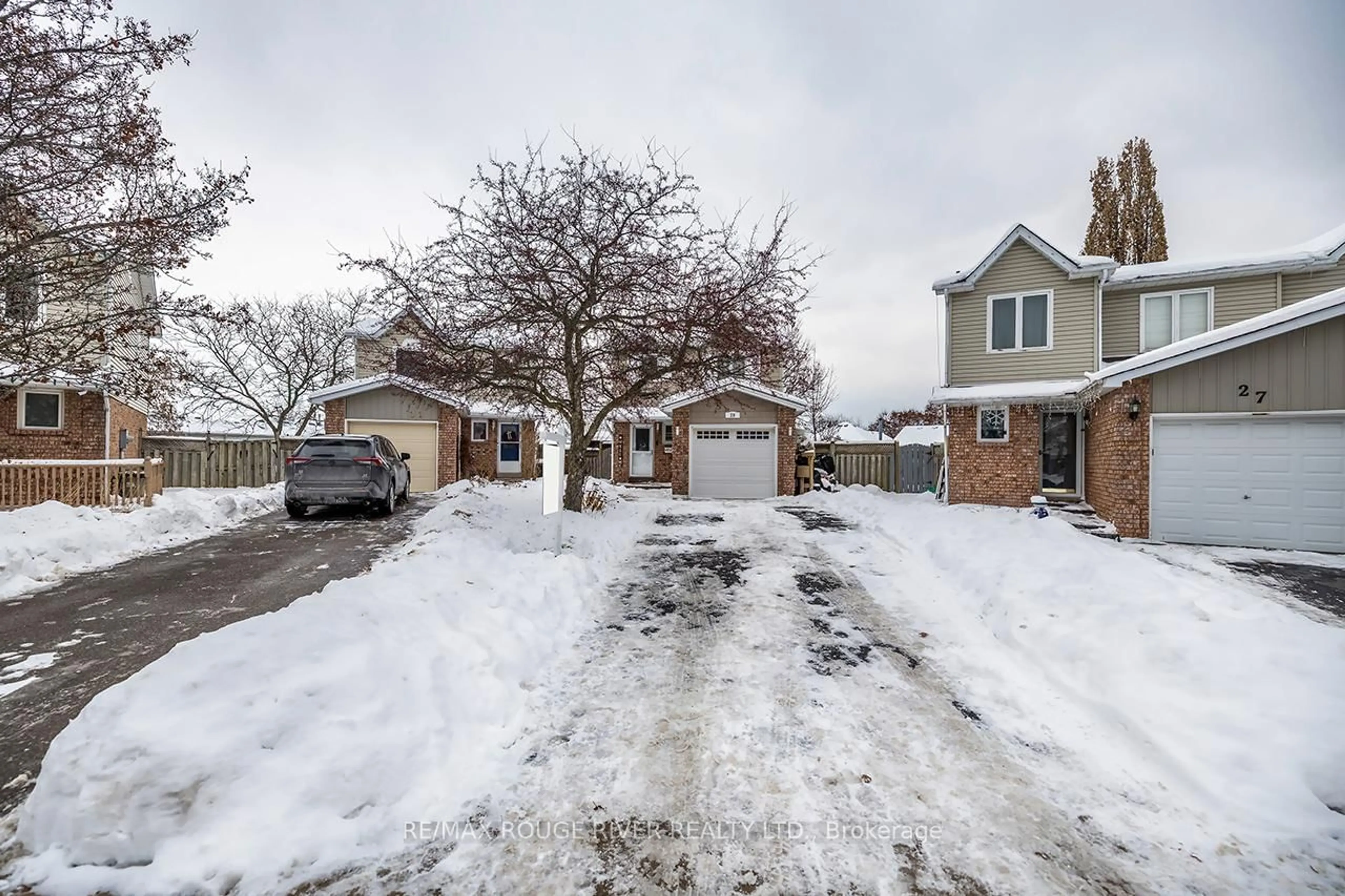 A pic from outside/outdoor area/front of a property/back of a property/a pic from drone, street for 29 Elford Dr, Clarington Ontario L1C 4R3