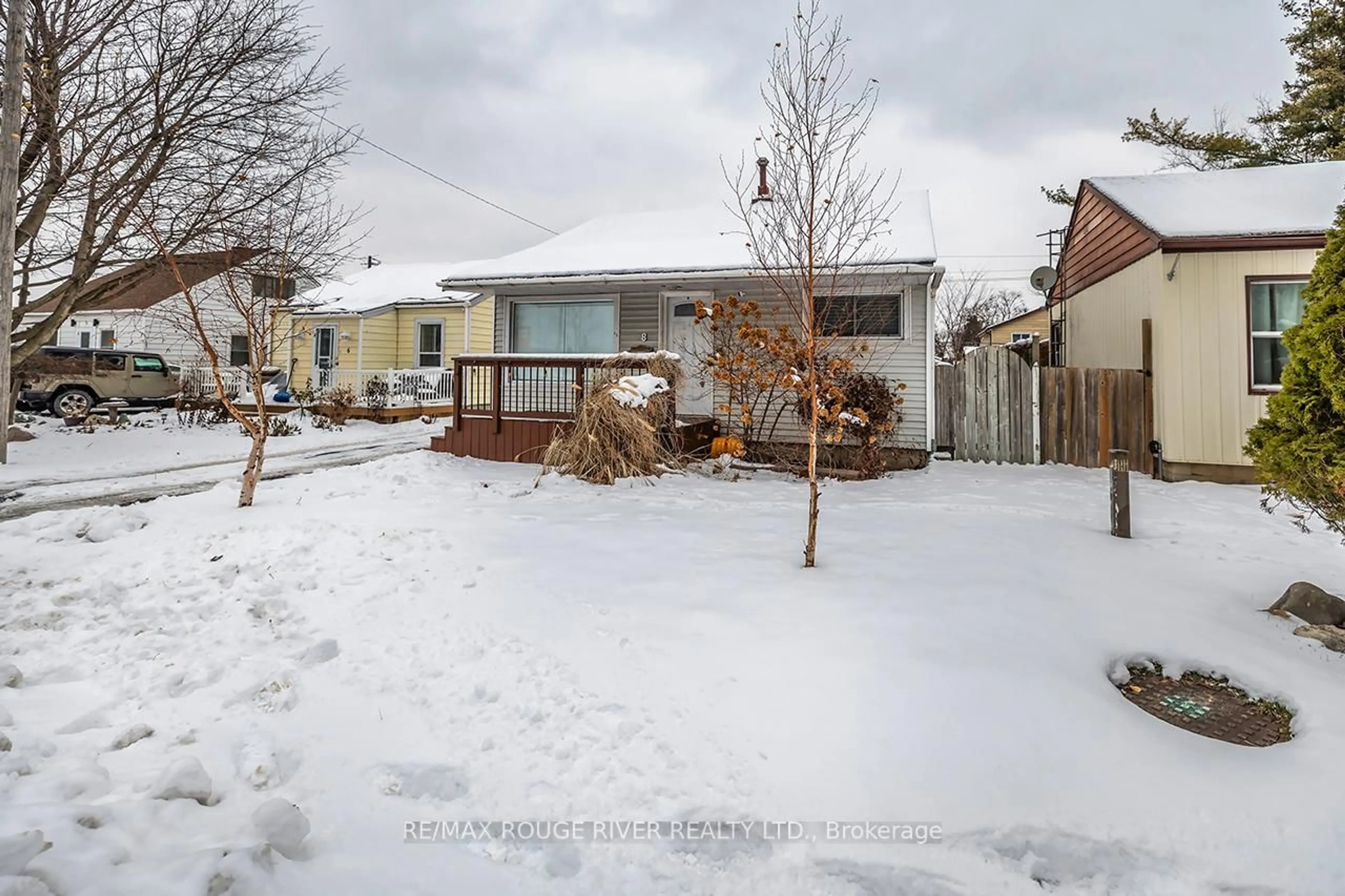A pic from outside/outdoor area/front of a property/back of a property/a pic from drone, street for 8 Birch Cres, Ajax Ontario L1S 1X4