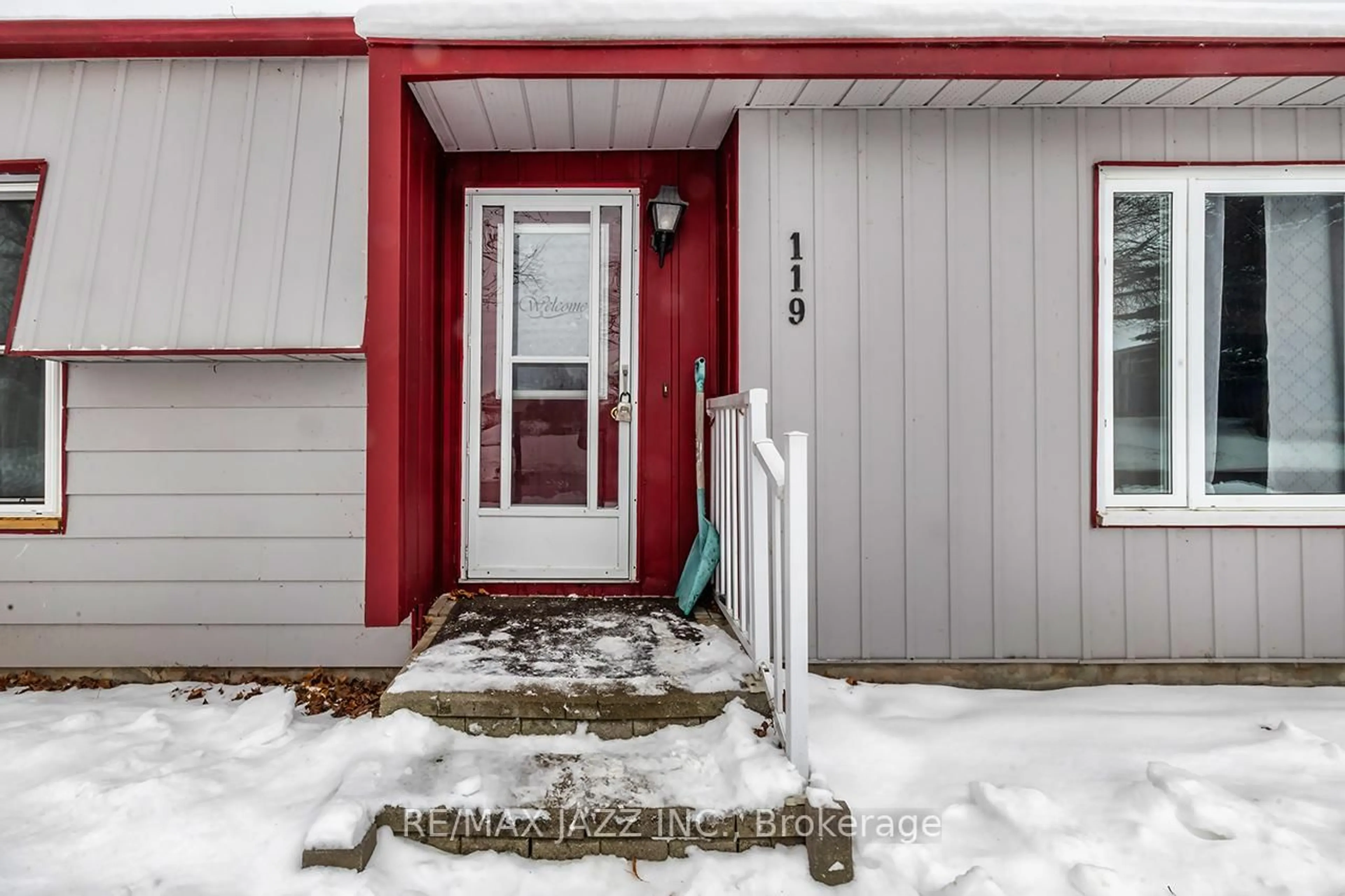 Indoor entryway for 119 Wilmot Tr, Clarington Ontario L1B 1B9