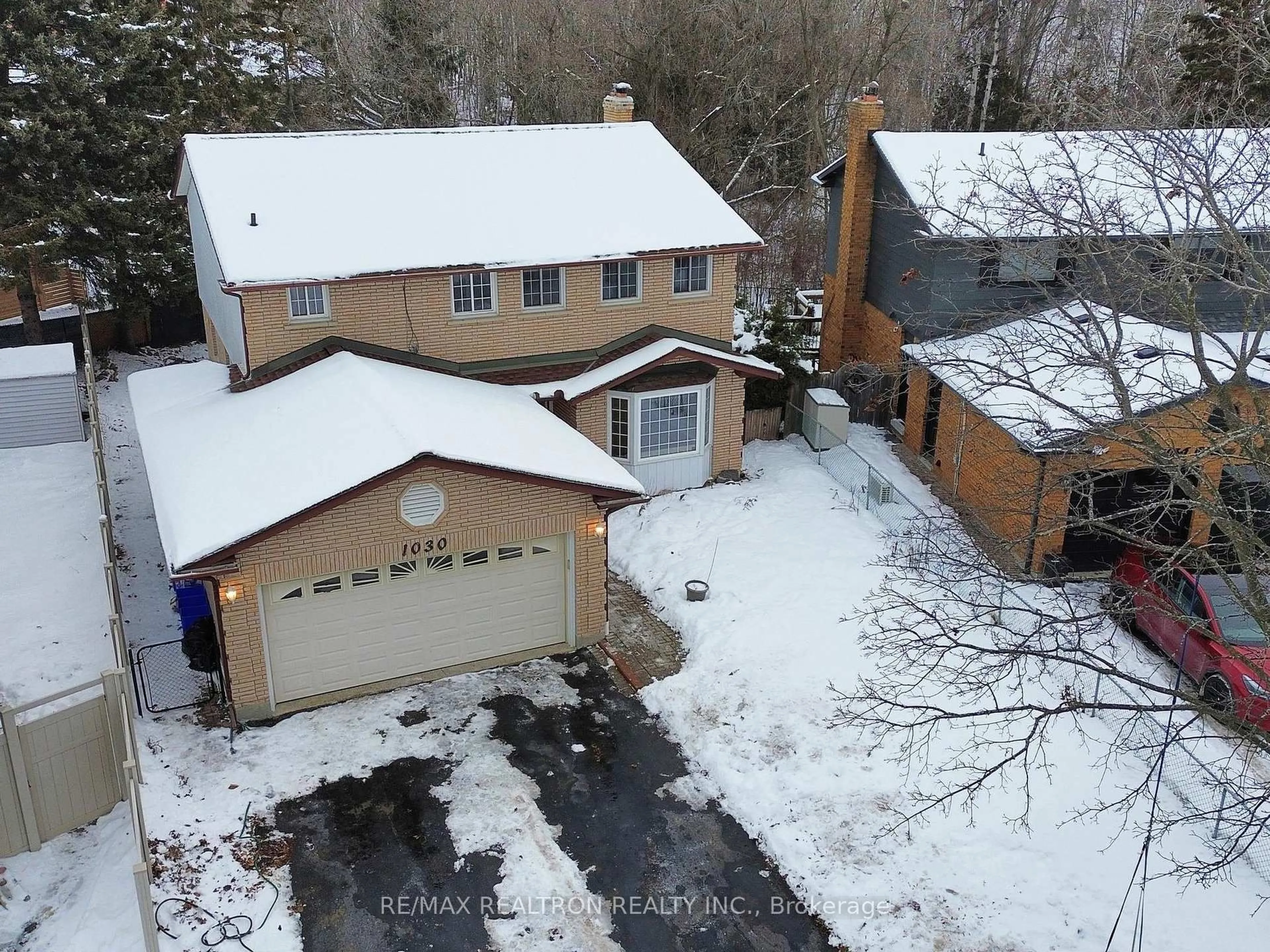 A pic from outside/outdoor area/front of a property/back of a property/a pic from drone, street for 1030 Pinetree Crt, Oshawa Ontario L1K 1P4