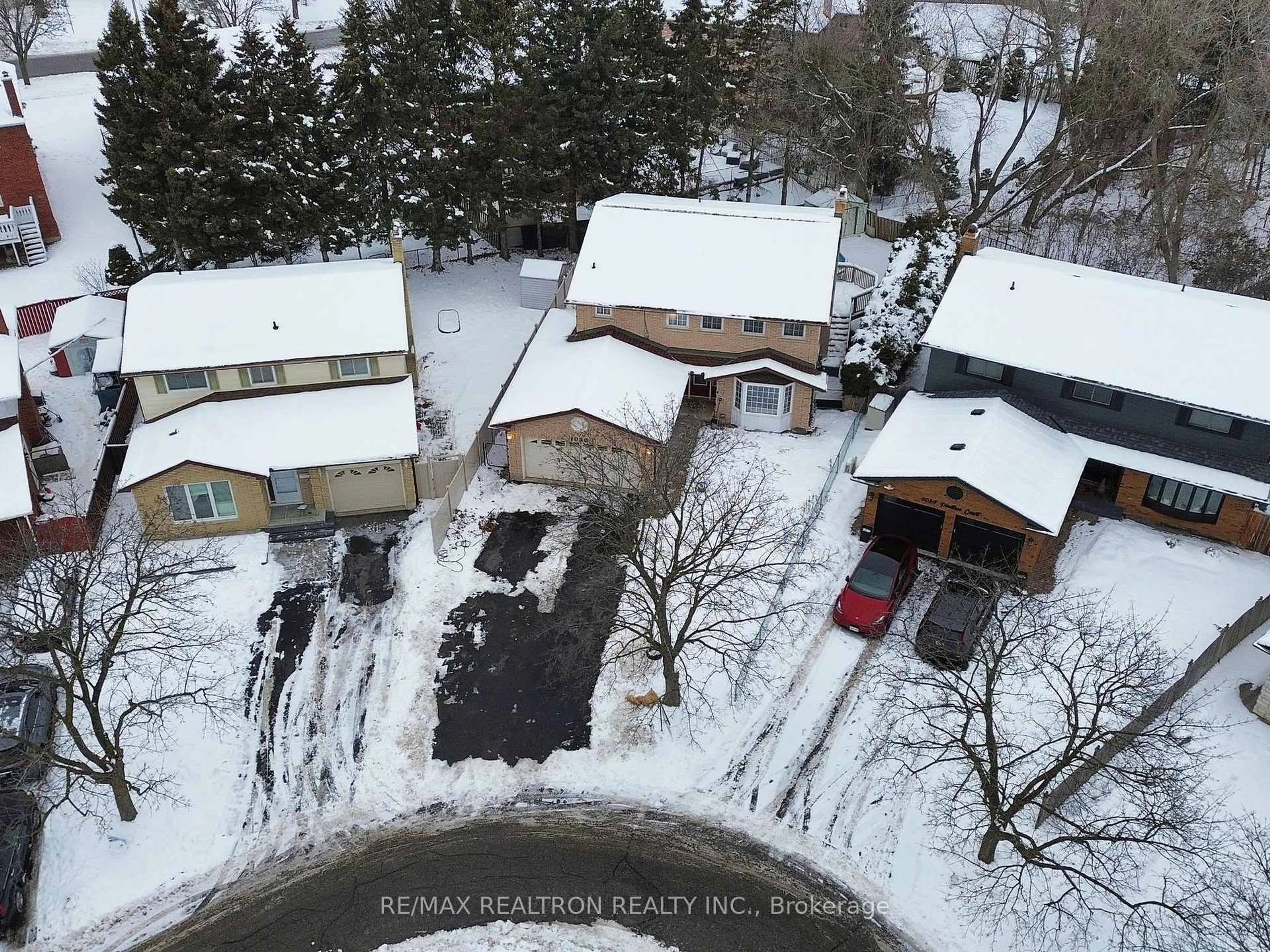 A pic from outside/outdoor area/front of a property/back of a property/a pic from drone, street for 1030 Pinetree Crt, Oshawa Ontario L1K 1P4