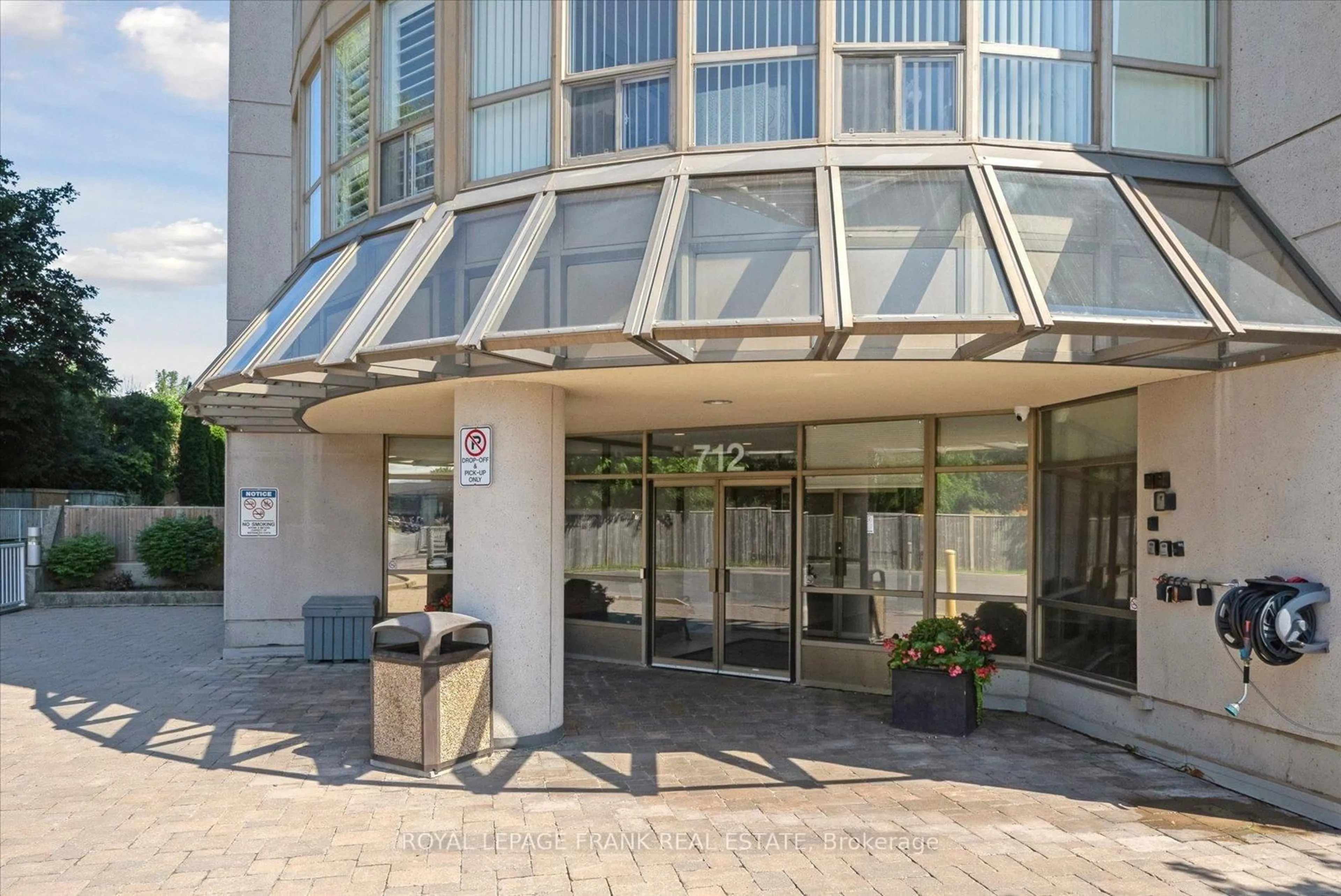 Indoor foyer for 712 Rossland Rd #1209, Whitby Ontario L1N 9E8