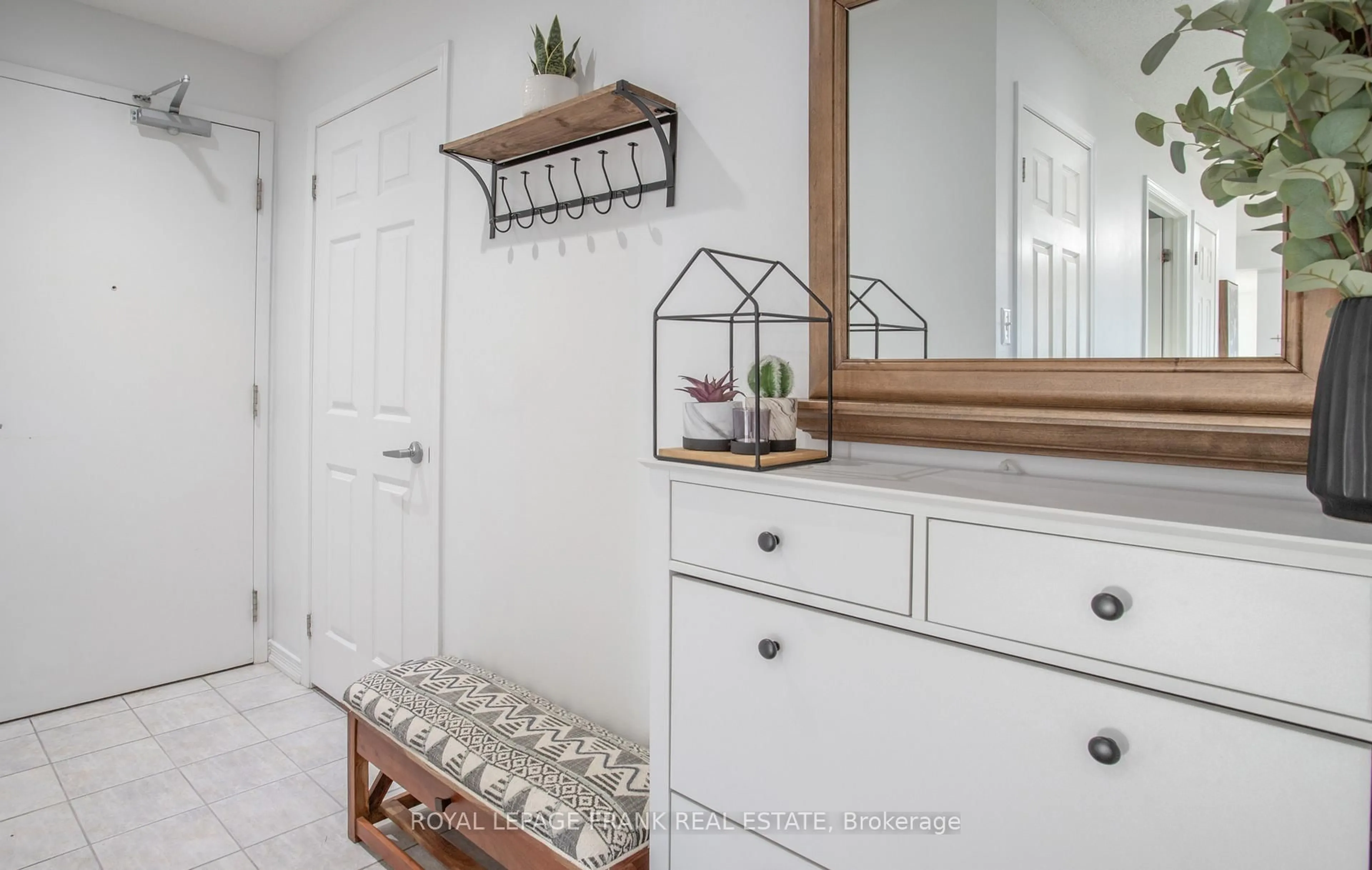 Indoor entryway for 132 Aspen Springs Dr #301, Clarington Ontario L1C 0H1