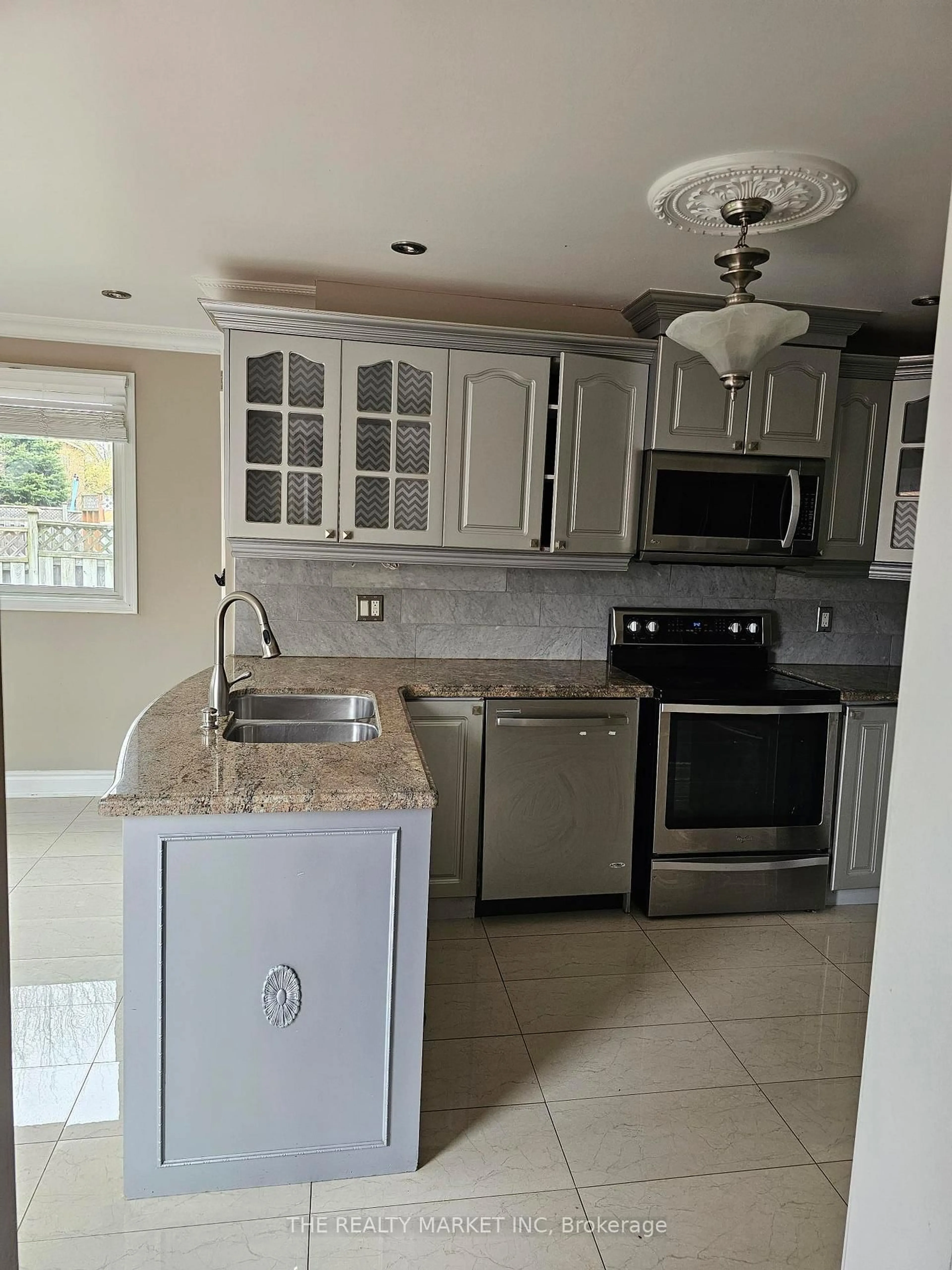 Unknown for 102 William Stephenson Dr, Whitby Ontario L1N 8T1