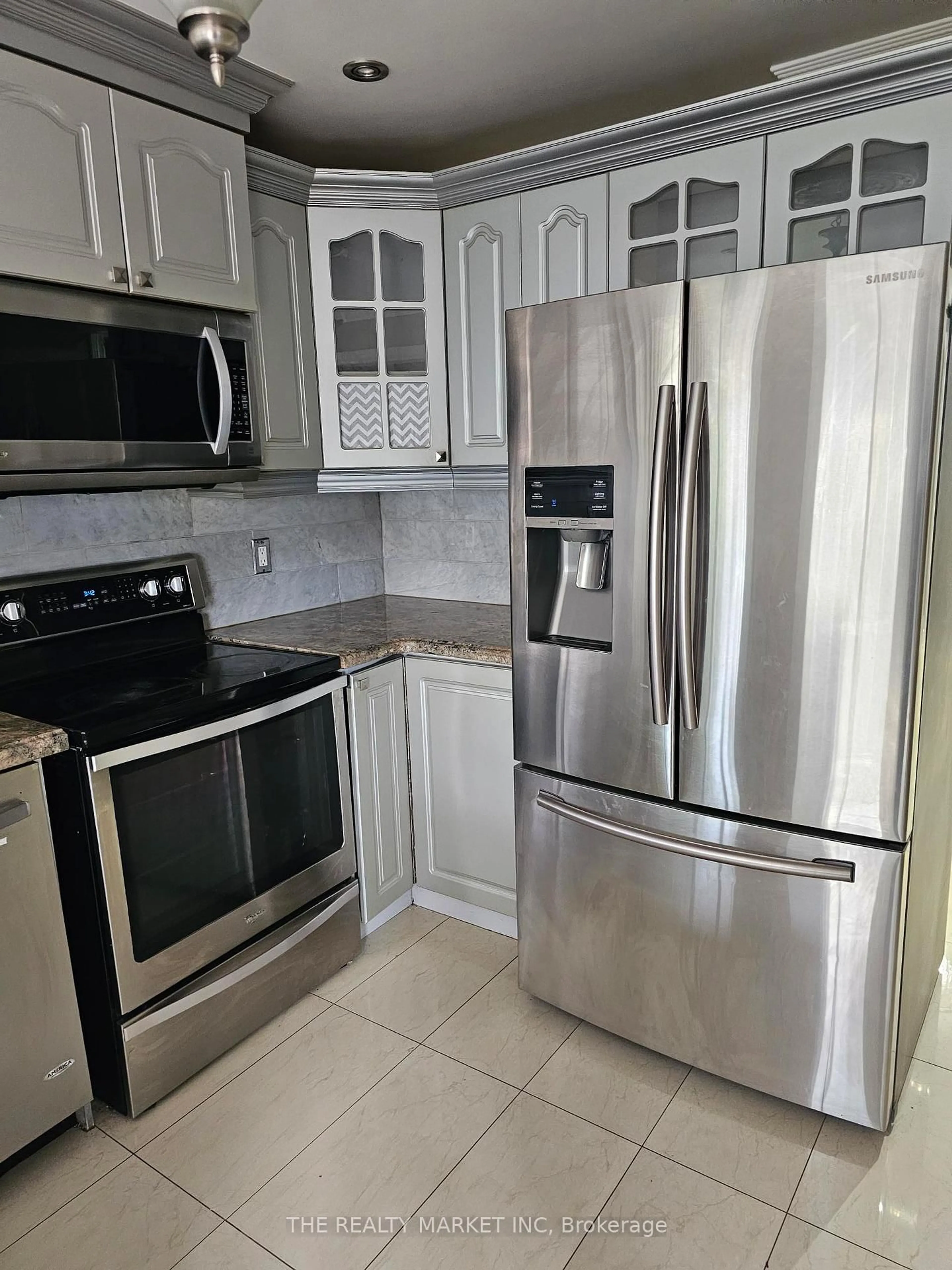 Standard kitchen, ceramic/tile floor for 102 William Stephenson Dr, Whitby Ontario L1N 8T1