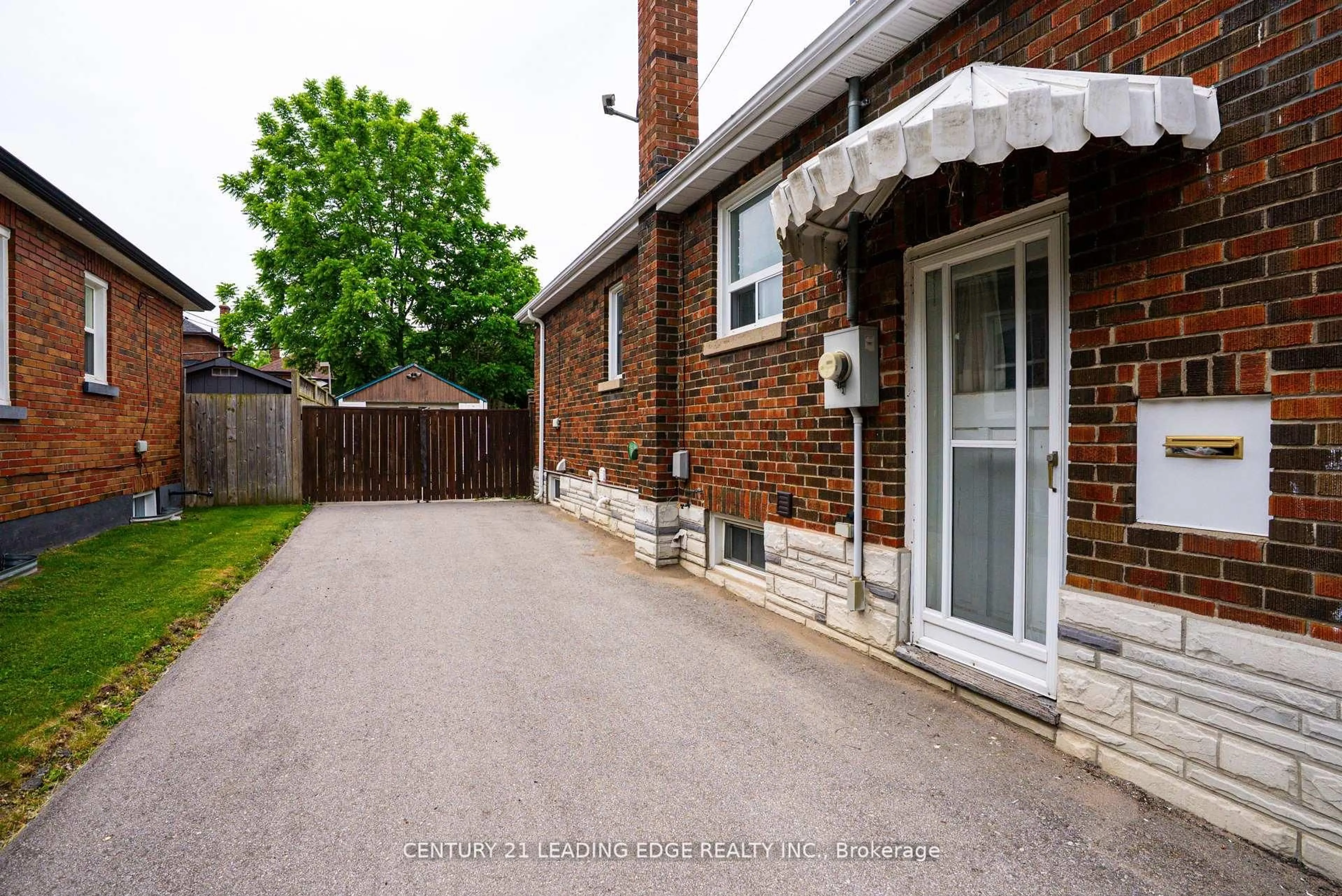 A pic from outside/outdoor area/front of a property/back of a property/a pic from drone, street for 96 Oakes Ave, Oshawa Ontario L1G 6C6