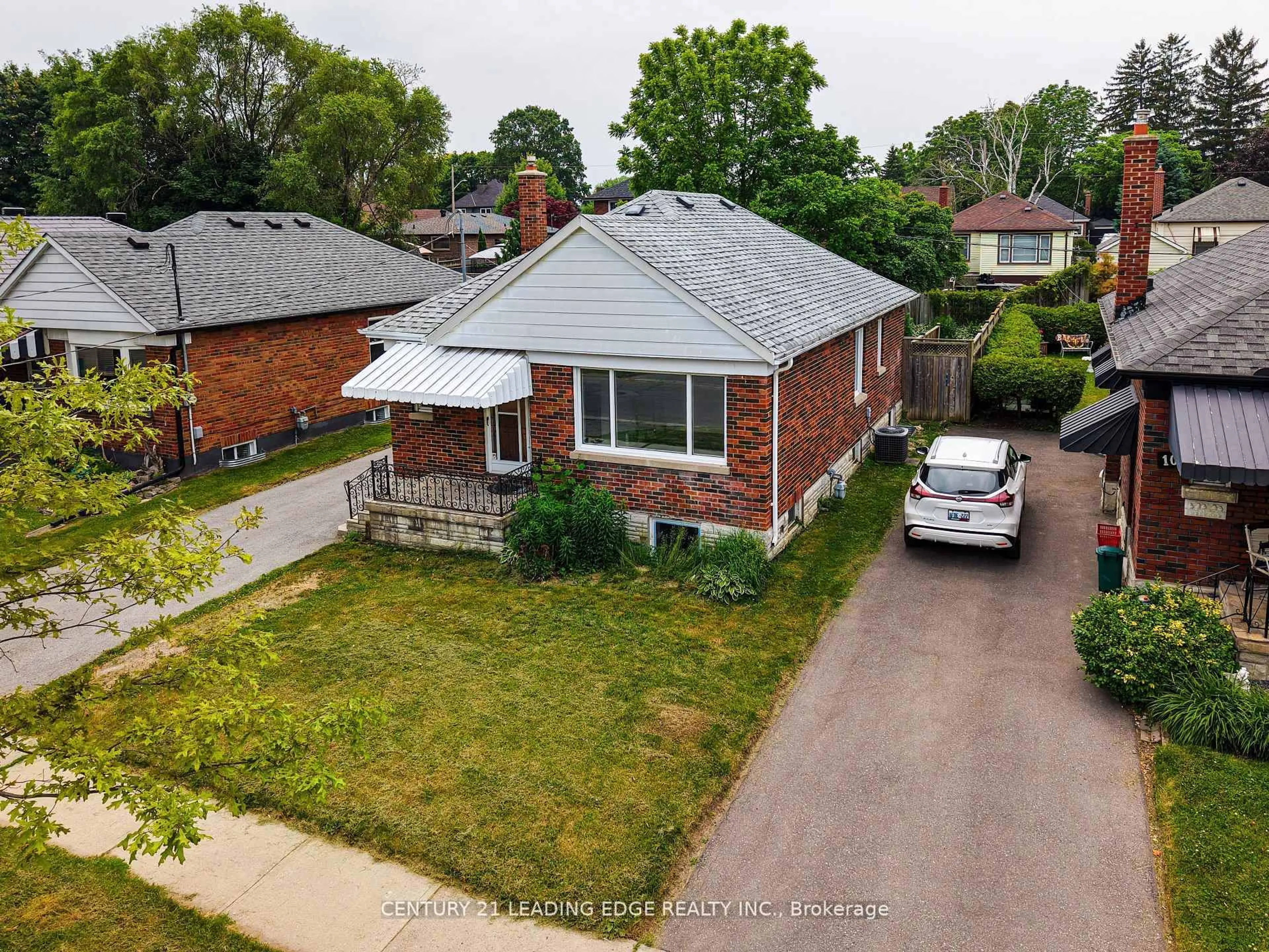 A pic from outside/outdoor area/front of a property/back of a property/a pic from drone, street for 96 Oakes Ave, Oshawa Ontario L1G 6C6