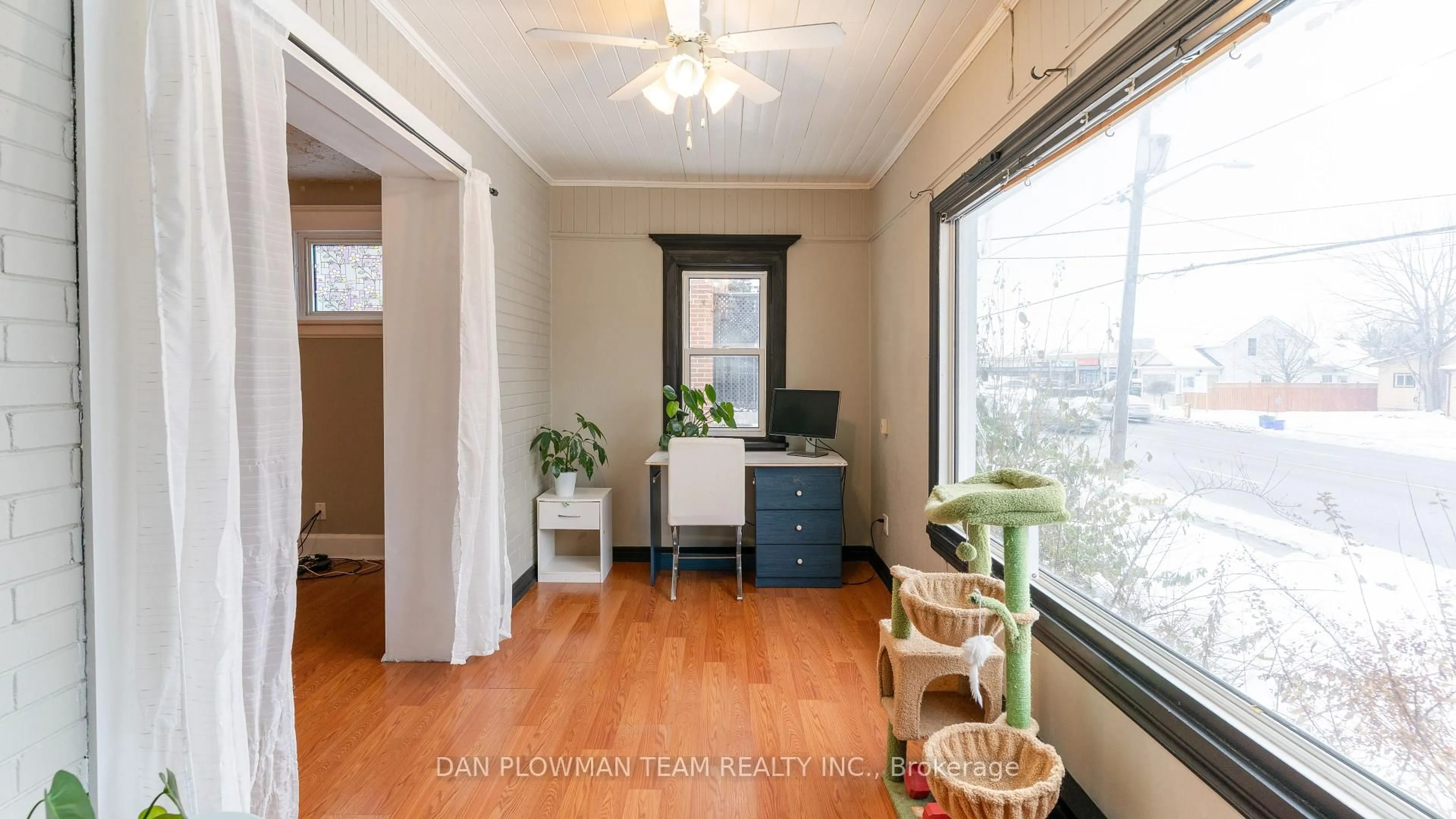 Indoor entryway for 62 Park Rd, Oshawa Ontario L1J 4G9