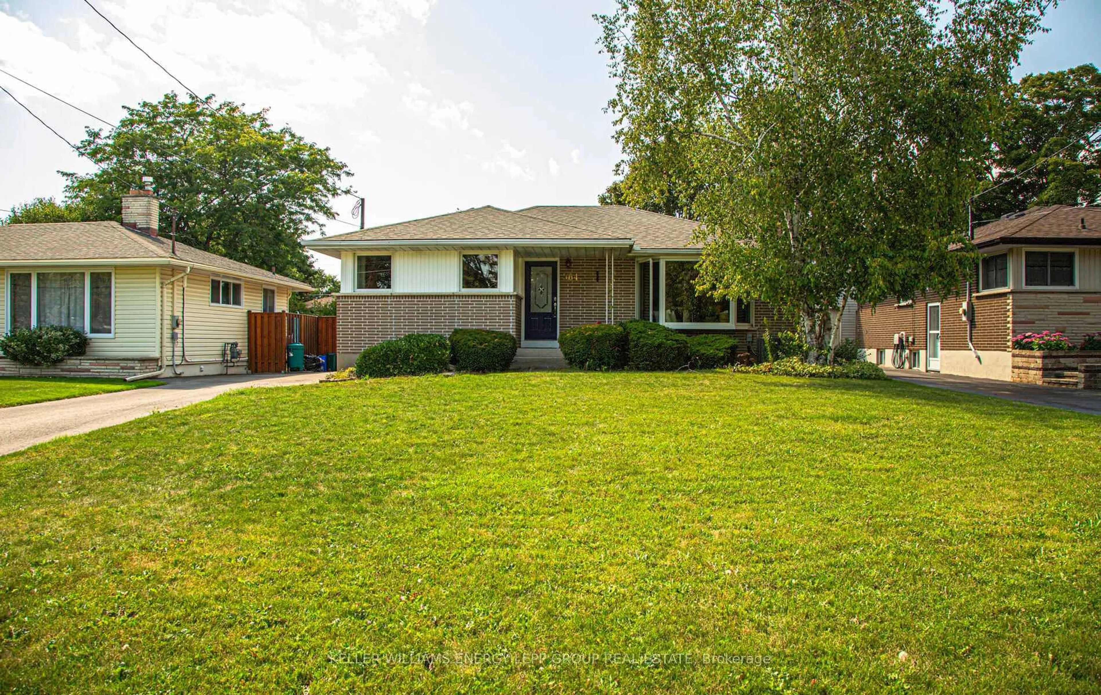 A pic from outside/outdoor area/front of a property/back of a property/a pic from drone, street for 564 Central Park Blvd, Oshawa Ontario L1G 6A4