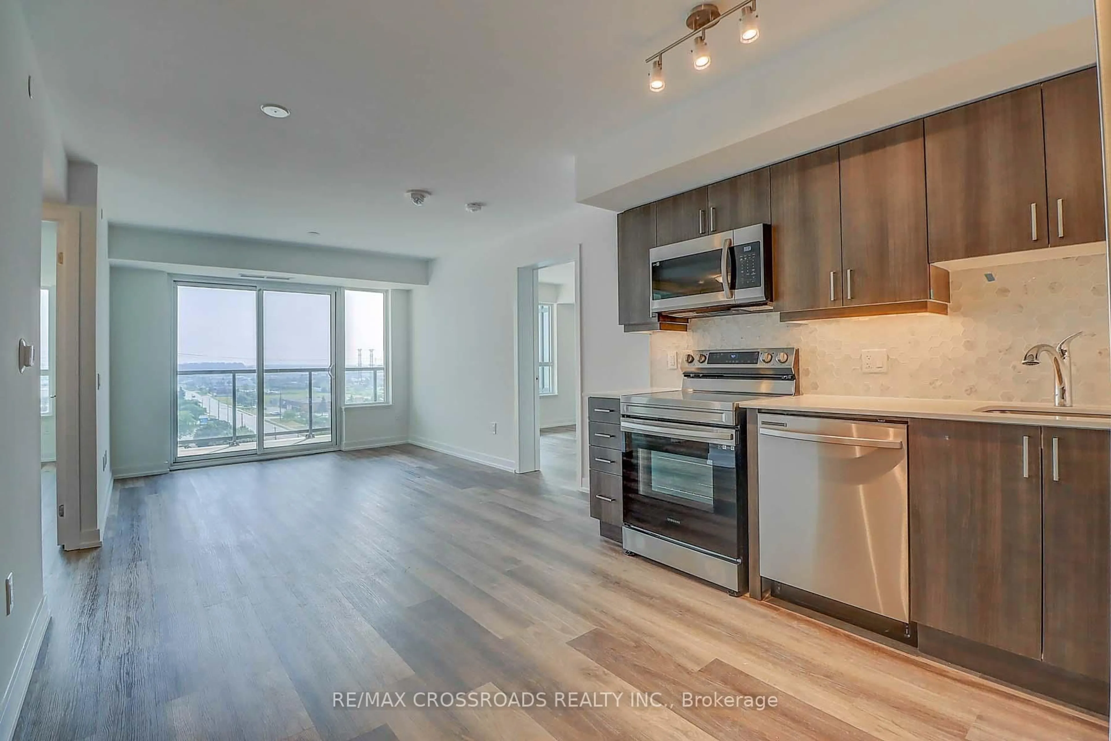 Open concept kitchen, wood/laminate floor for 1480 Bayly St #1111, Pickering Ontario L1W 3T8