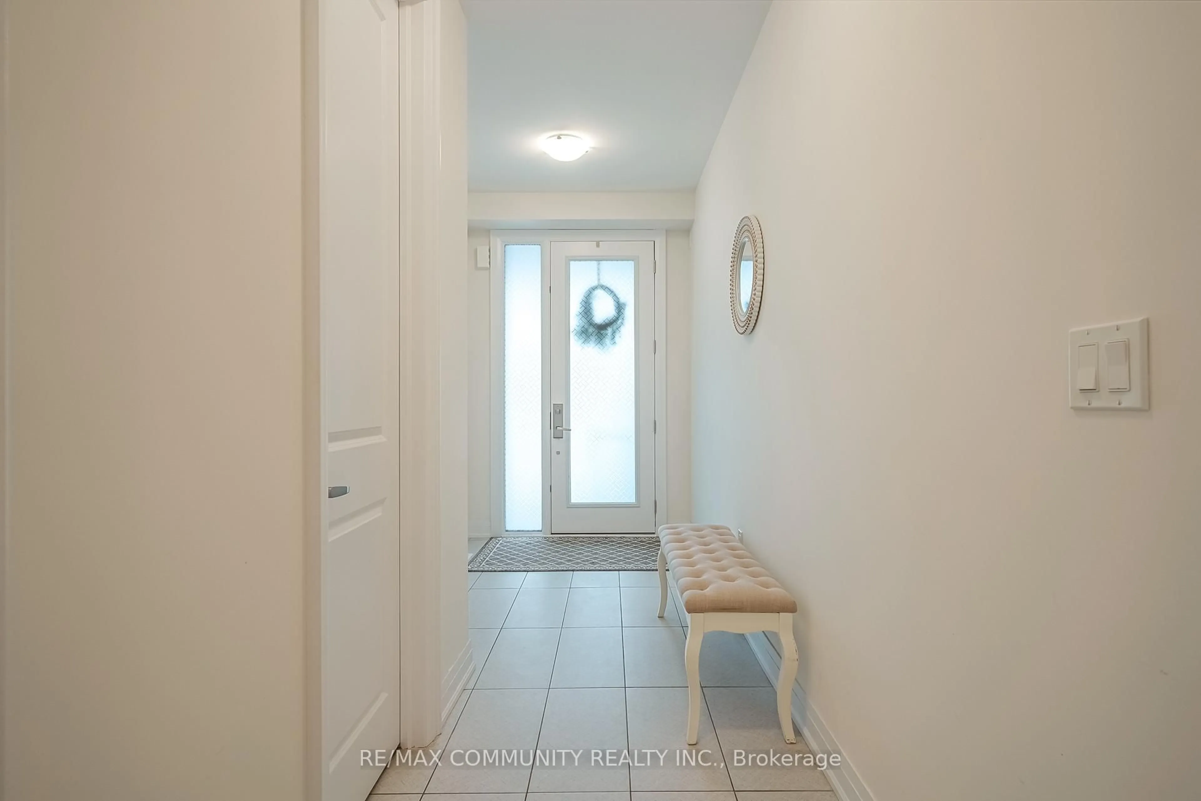 Indoor entryway for 55 Hoad St, Clarington Ontario L1B 0W1