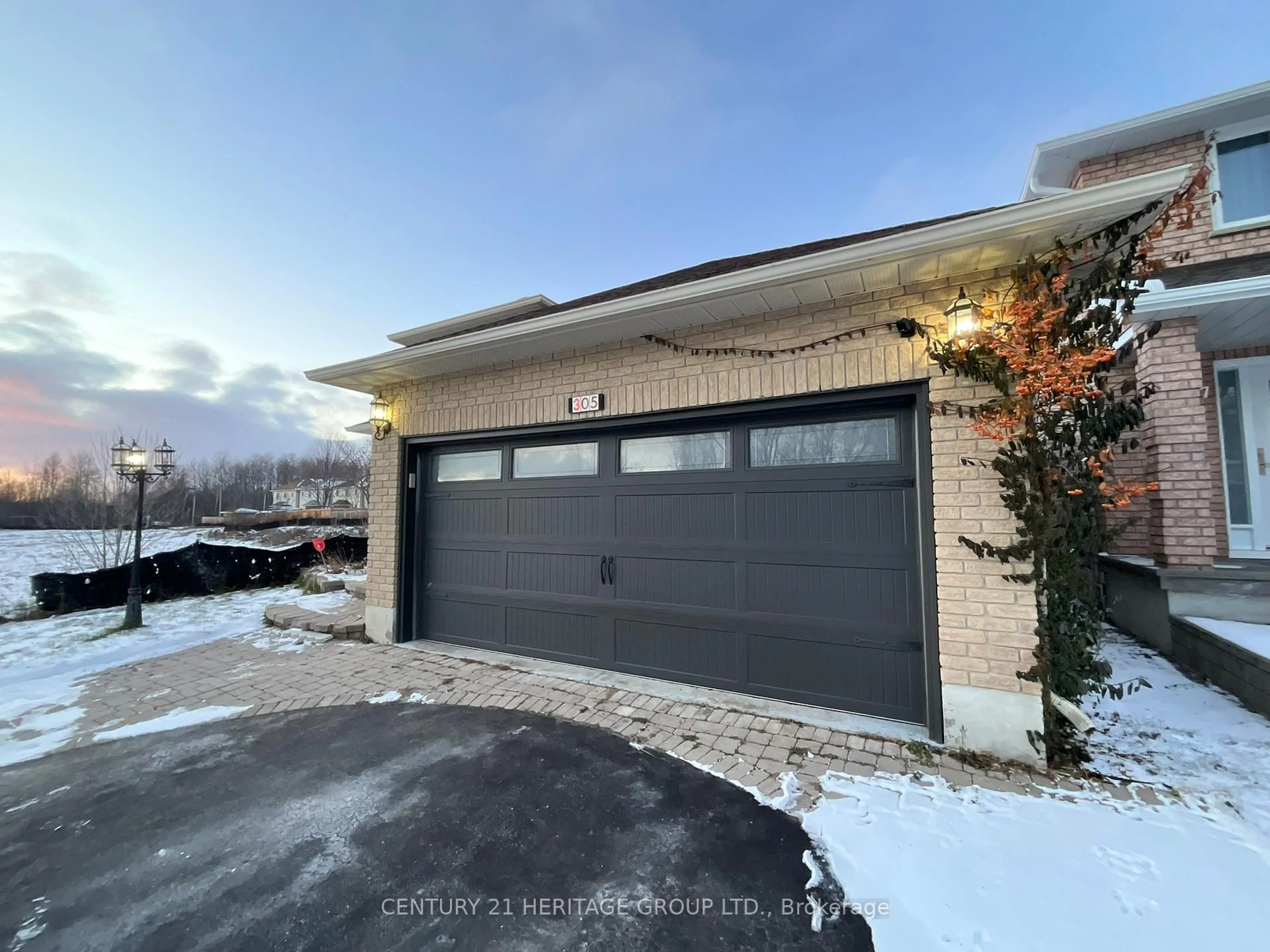 Indoor garage for 305 Sandringham Dr, Clarington Ontario L1E 3A7