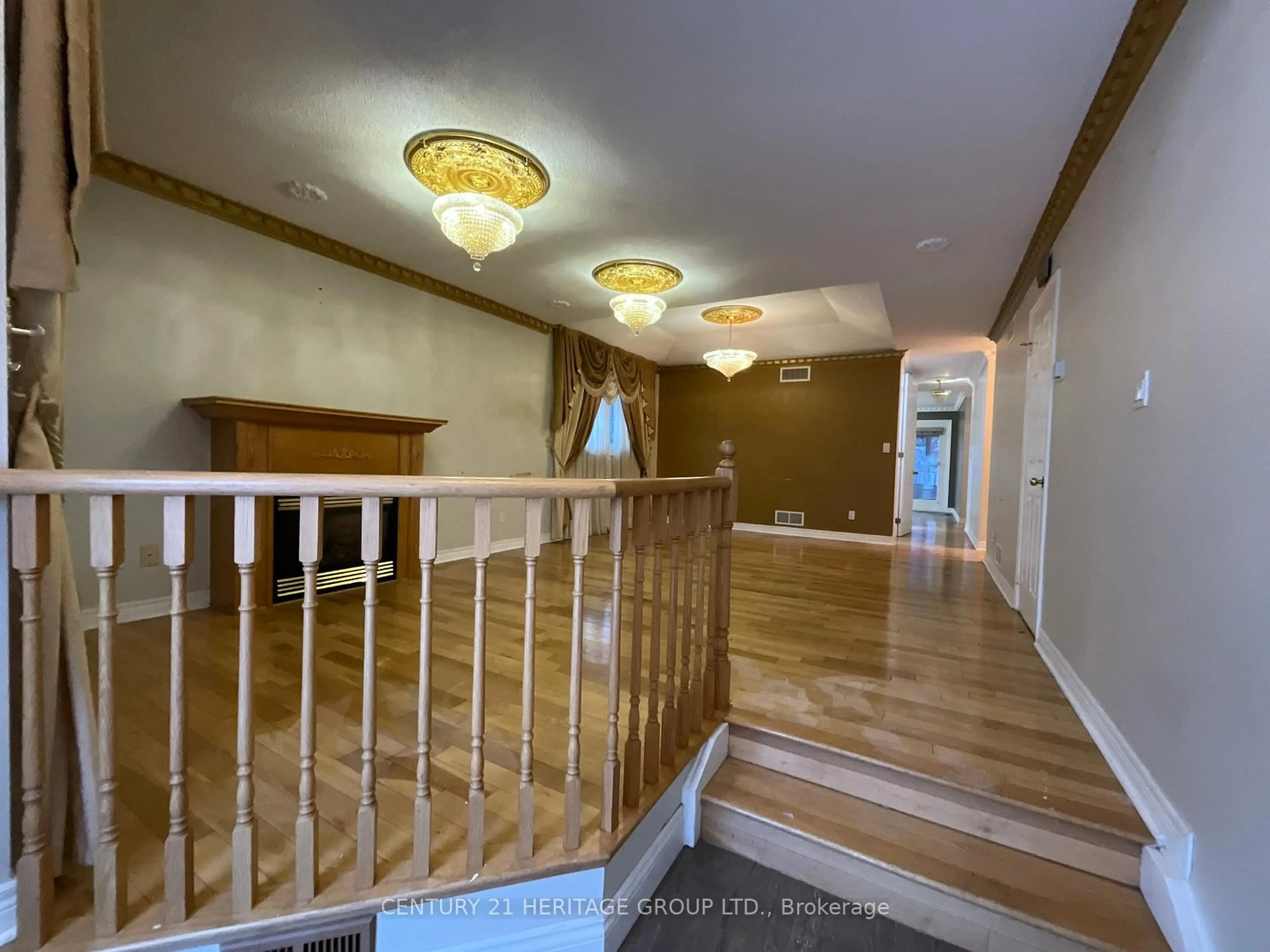 Indoor foyer for 305 Sandringham Dr, Clarington Ontario L1E 3A7