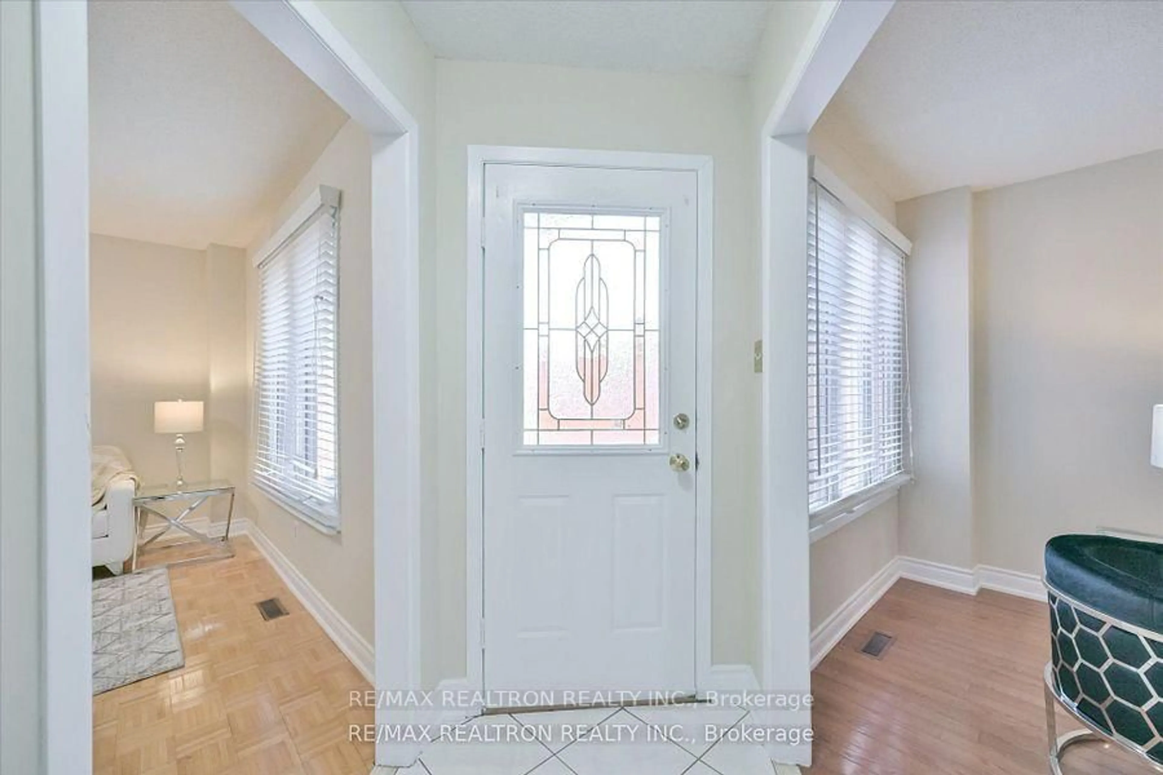 Indoor entryway for 203 Glen Hill Dr, Whitby Ontario L1N 7J5