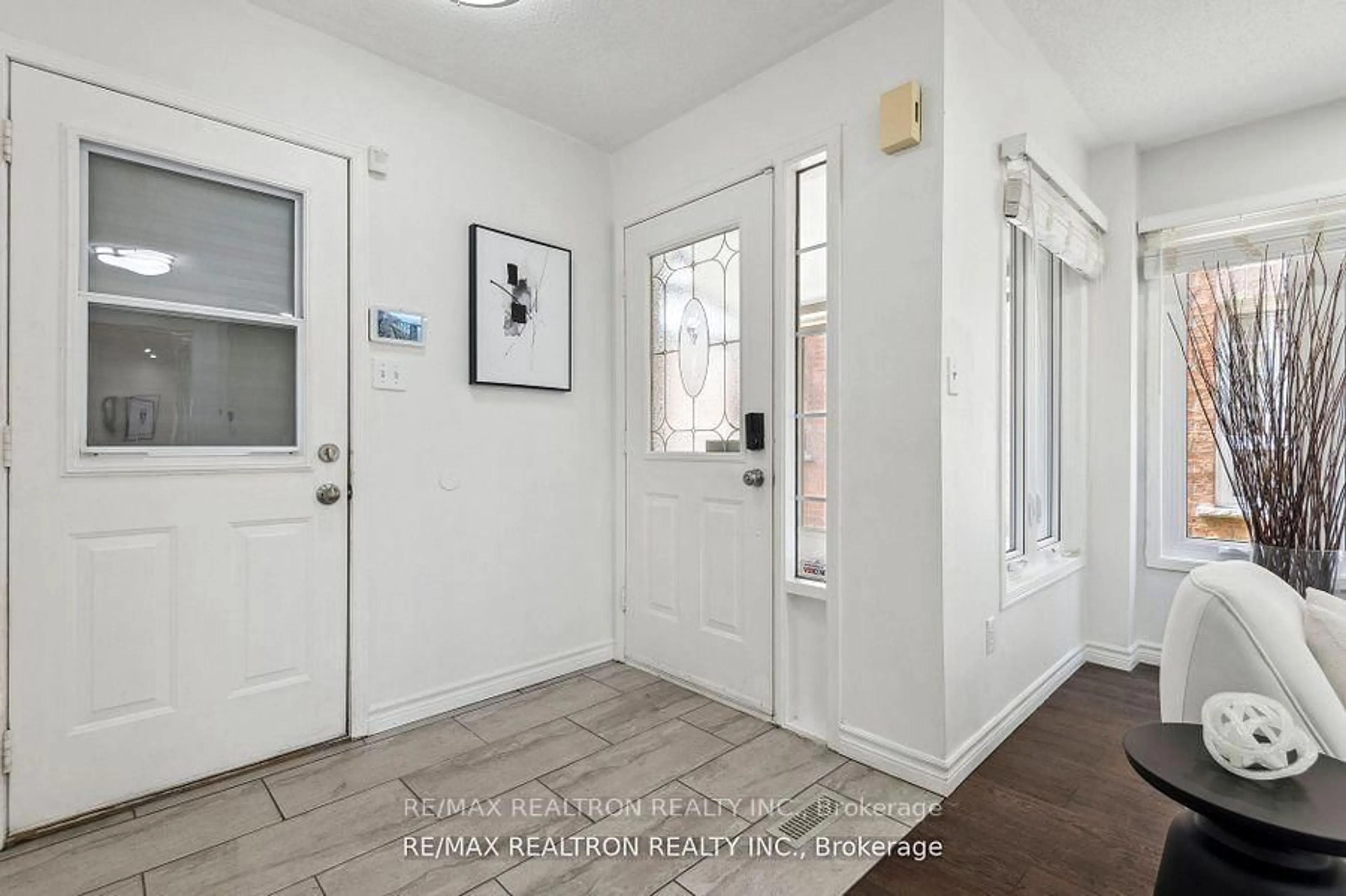 Indoor entryway for 1152 Gossamer Dr, Pickering Ontario L1X 2T8