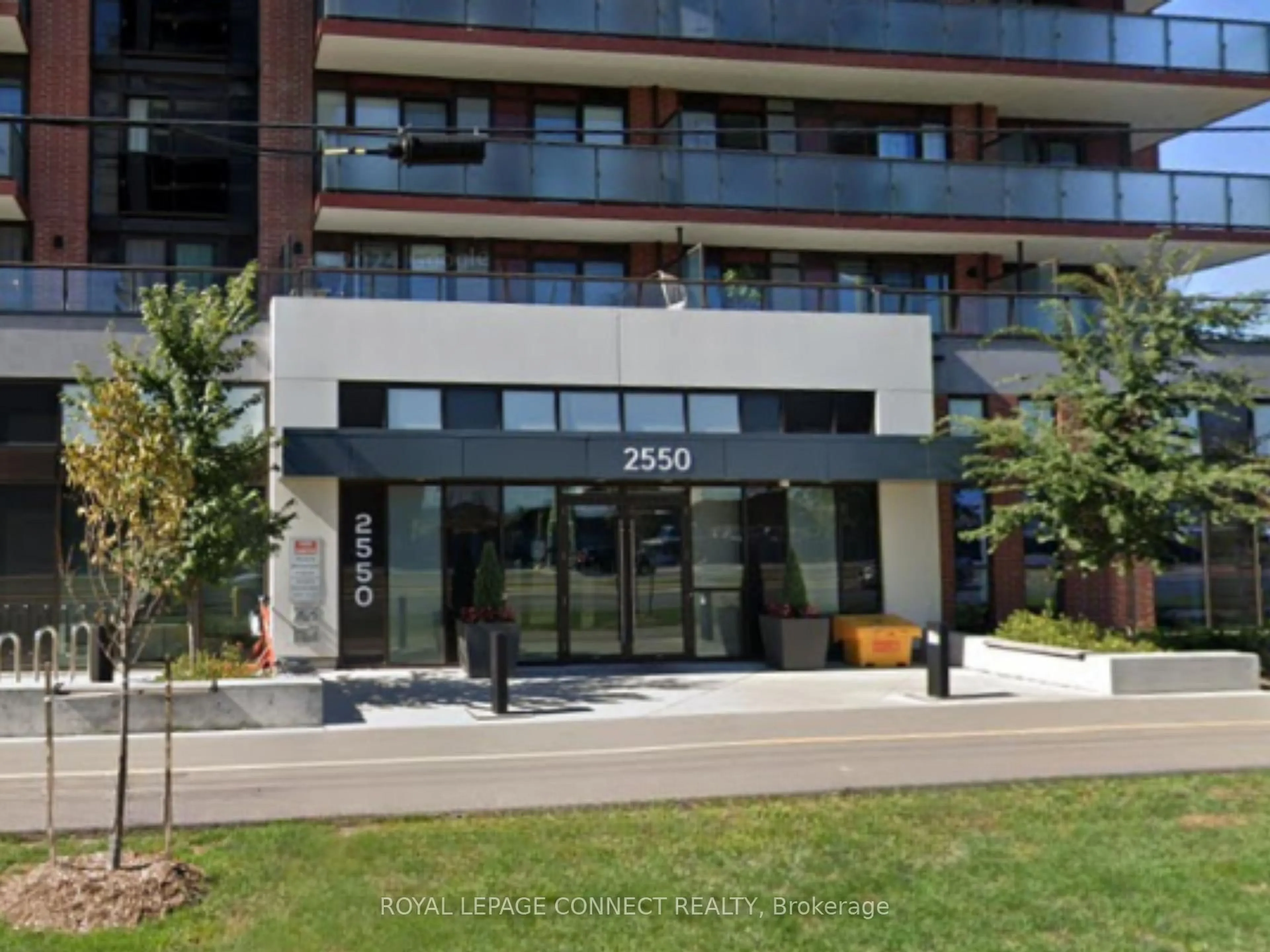 Indoor foyer for 2550 Simcoe St #718, Oshawa Ontario L1L 0R5
