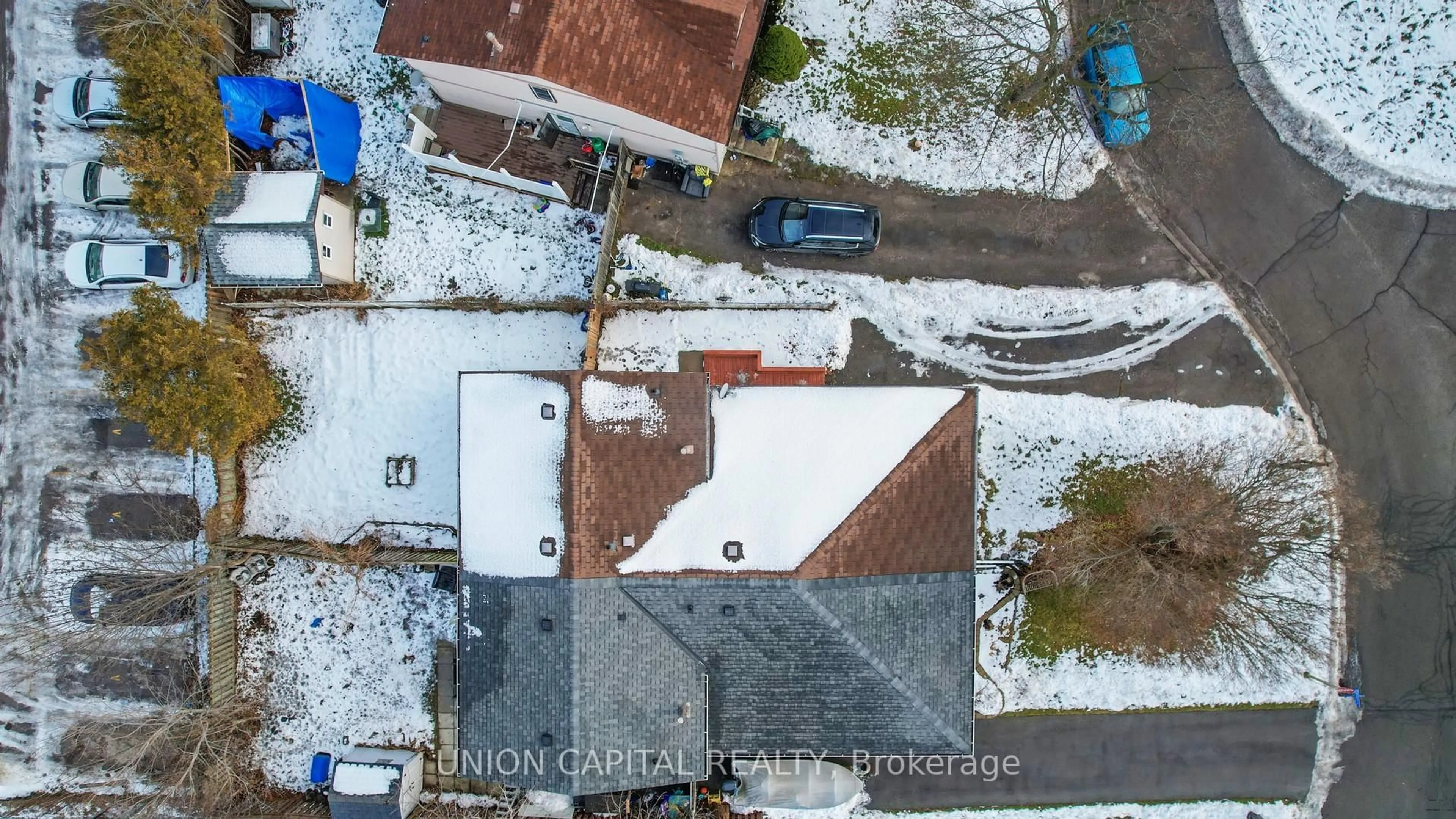 A pic from outside/outdoor area/front of a property/back of a property/a pic from drone, street for 376 Calvert Crt, Oshawa Ontario L1J 6X7