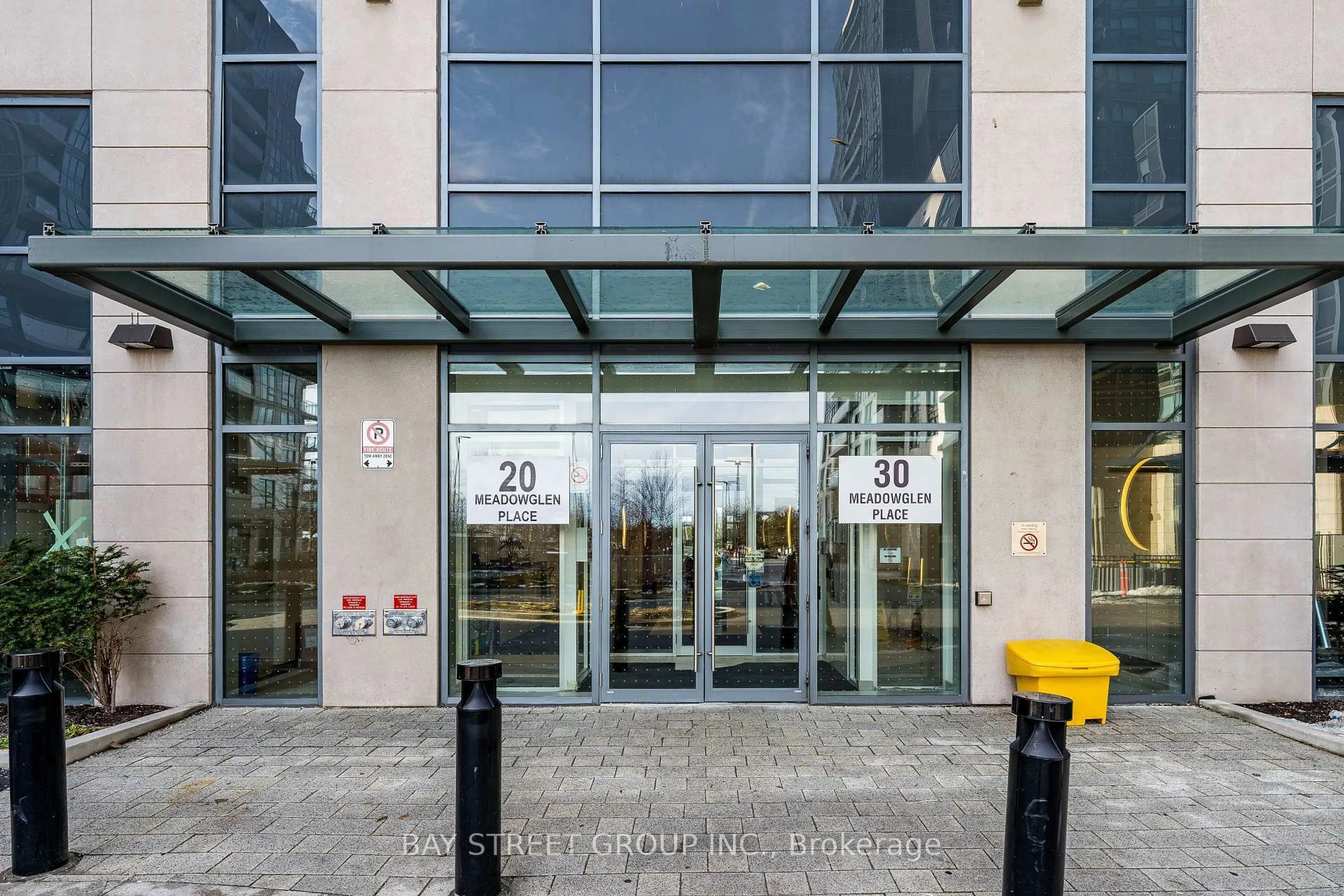 Indoor foyer for 20 Meadowglen Pl, Toronto Ontario M1G 0A9