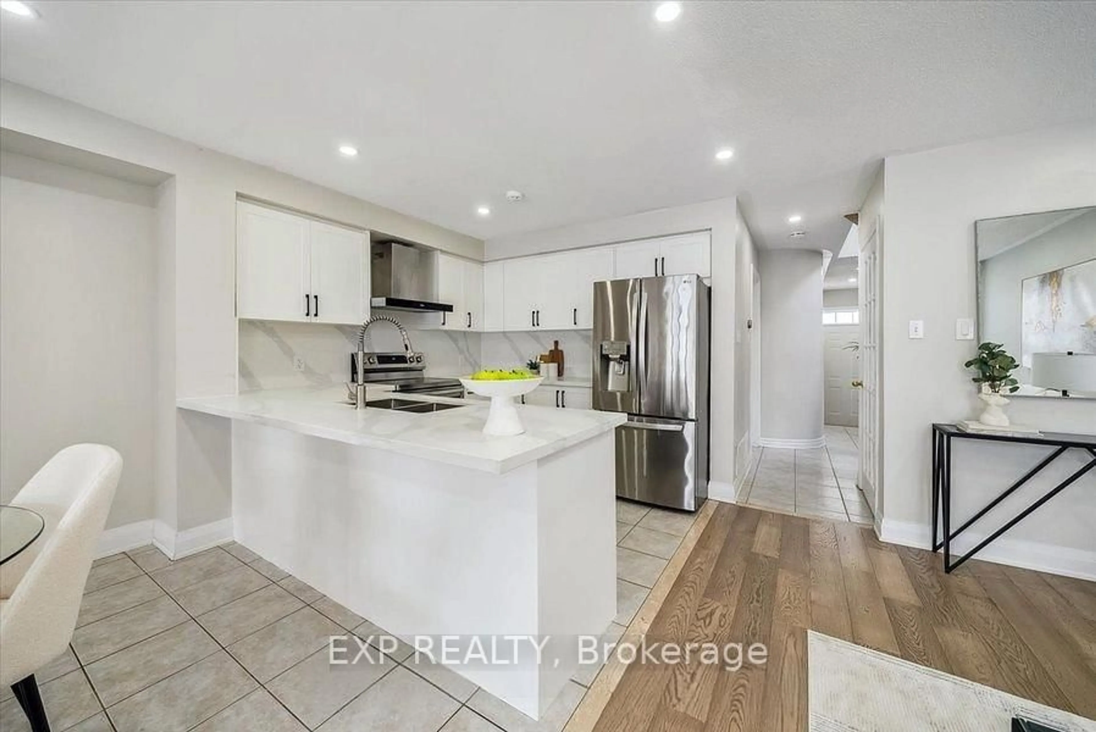 Open concept kitchen, ceramic/tile floor for 14 Gateway Crt, Whitby Ontario L1R 3M9