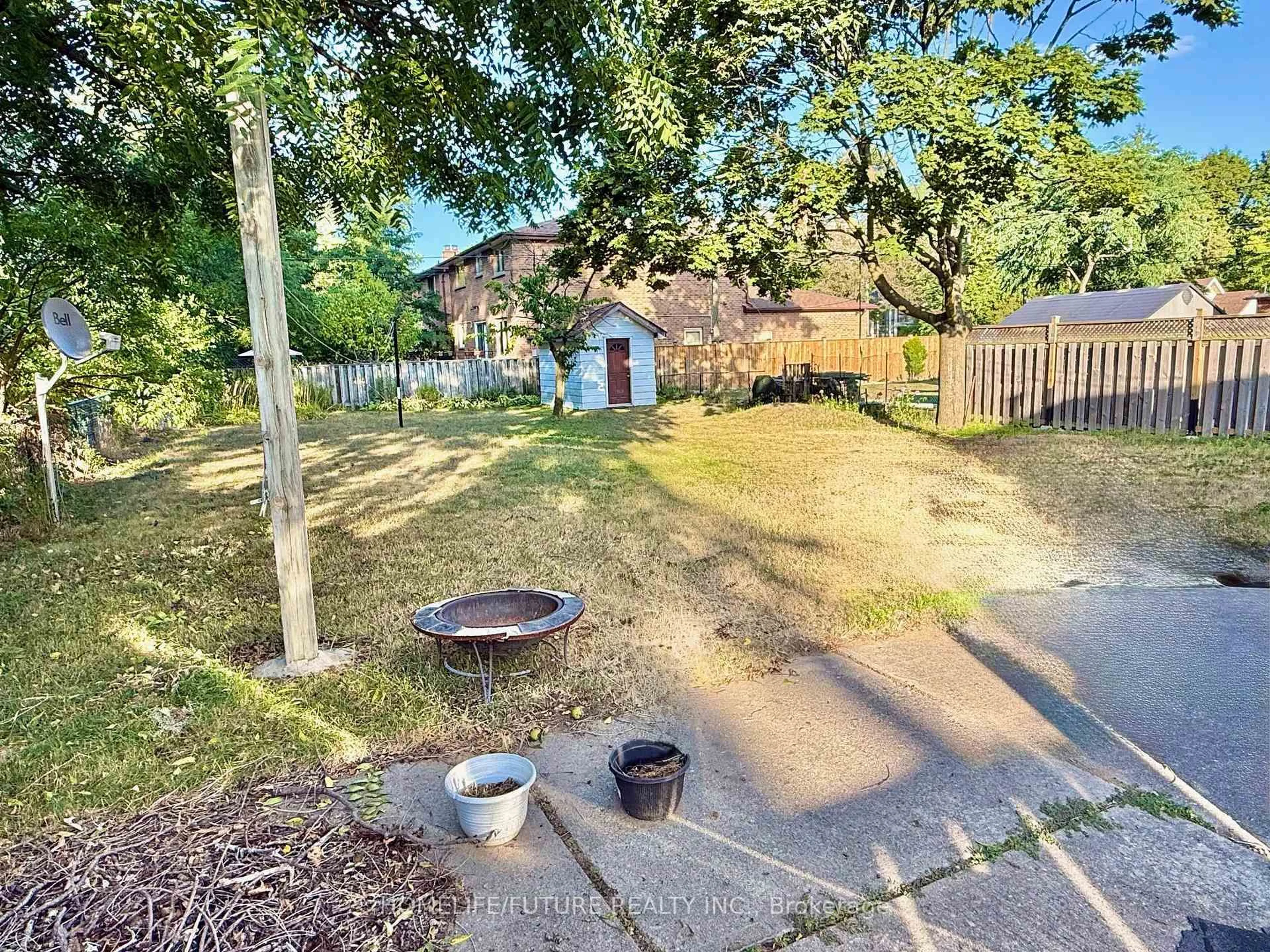 A pic from outside/outdoor area/front of a property/back of a property/a pic from drone, street for 5 Weir Cres, Toronto Ontario M1E 3A8