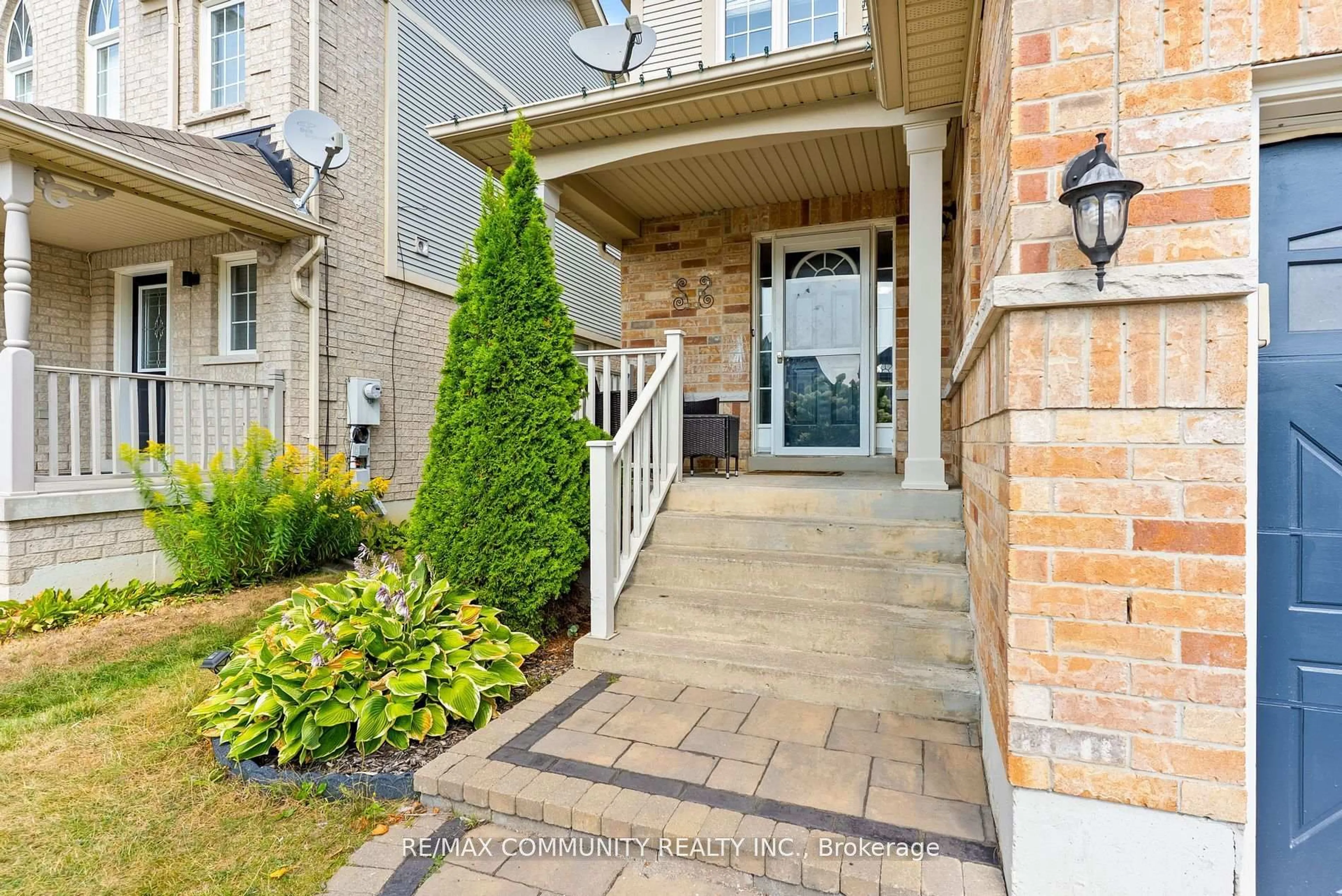 Indoor entryway for 147 Argent St, Clarington Ontario L1C 0B6