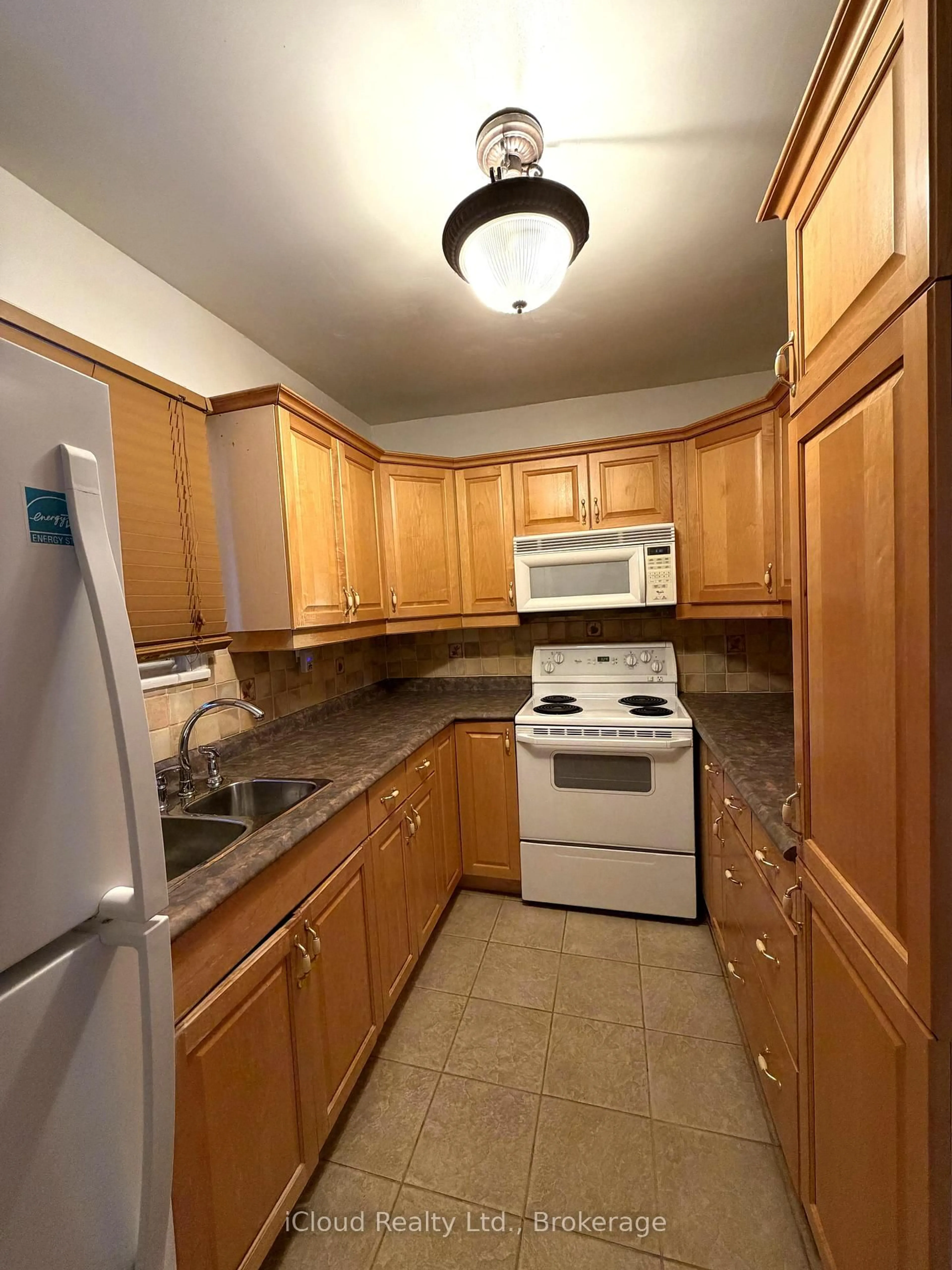 Standard kitchen, unknown for 36 Fairwood Cres, Toronto Ontario M1E 3T3