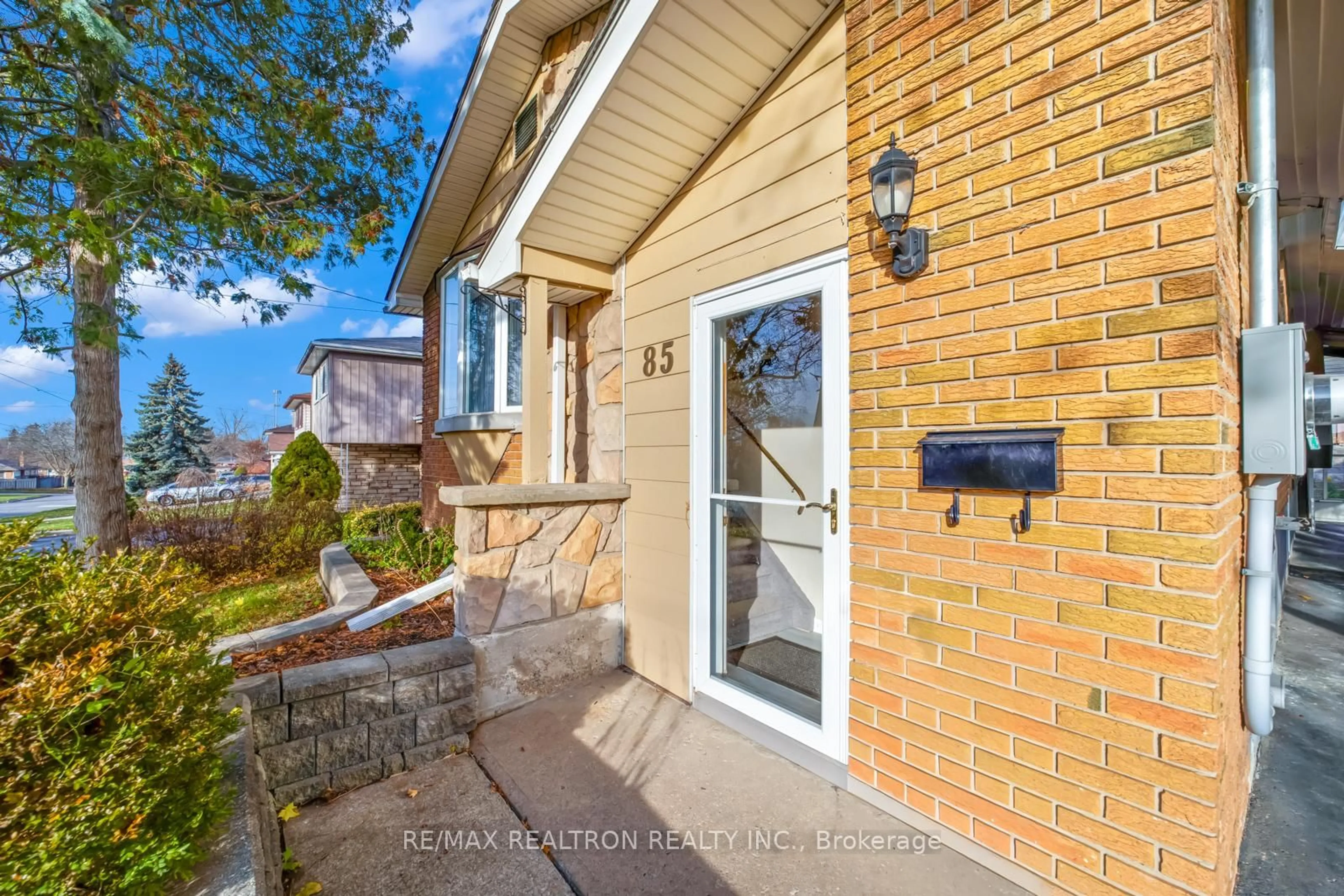 Home with brick exterior material, street for 85 Thorncliffe St, Oshawa Ontario L1H 7H1