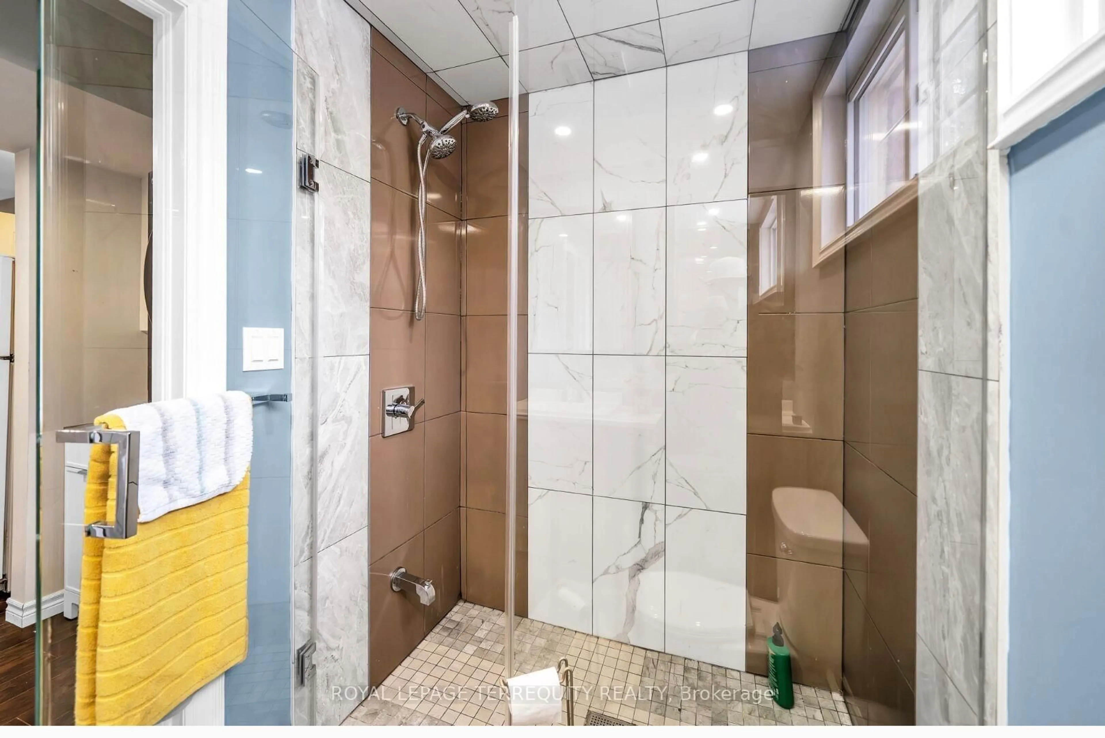 Standard bathroom, ceramic/tile floor for 109 Thickson Rd, Whitby Ontario L1N 2C7