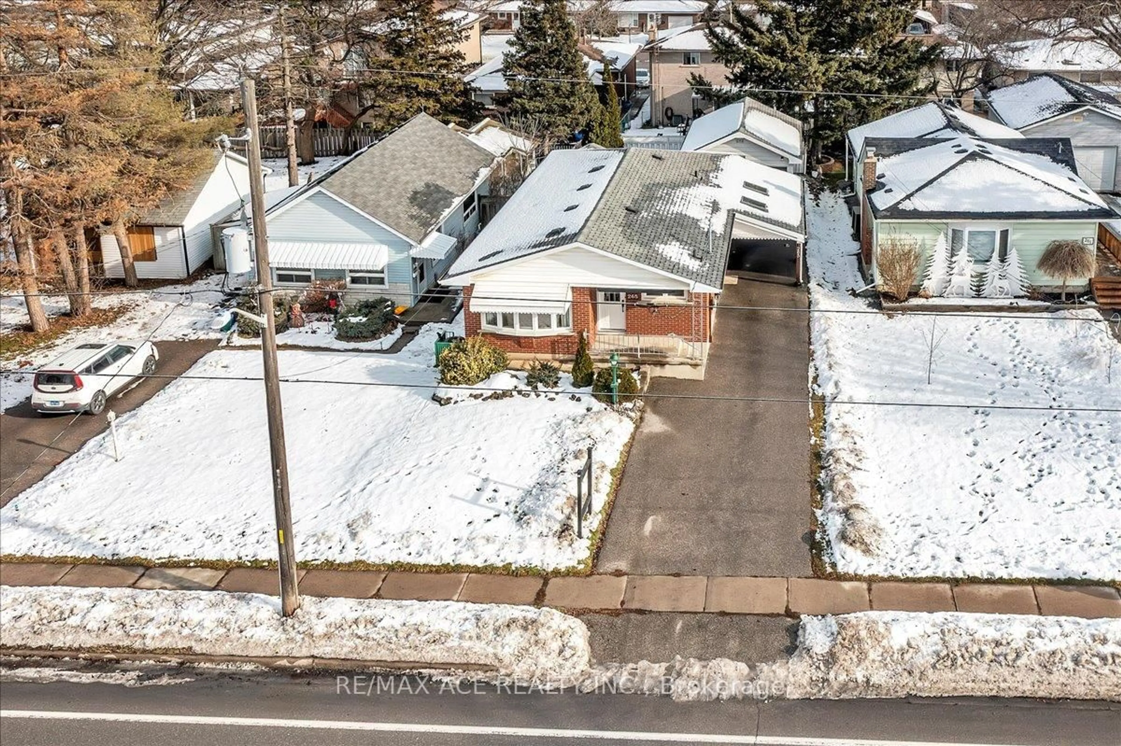 A pic from outside/outdoor area/front of a property/back of a property/a pic from drone, street for 265 Gibbons St, Oshawa Ontario L1J 4Y5