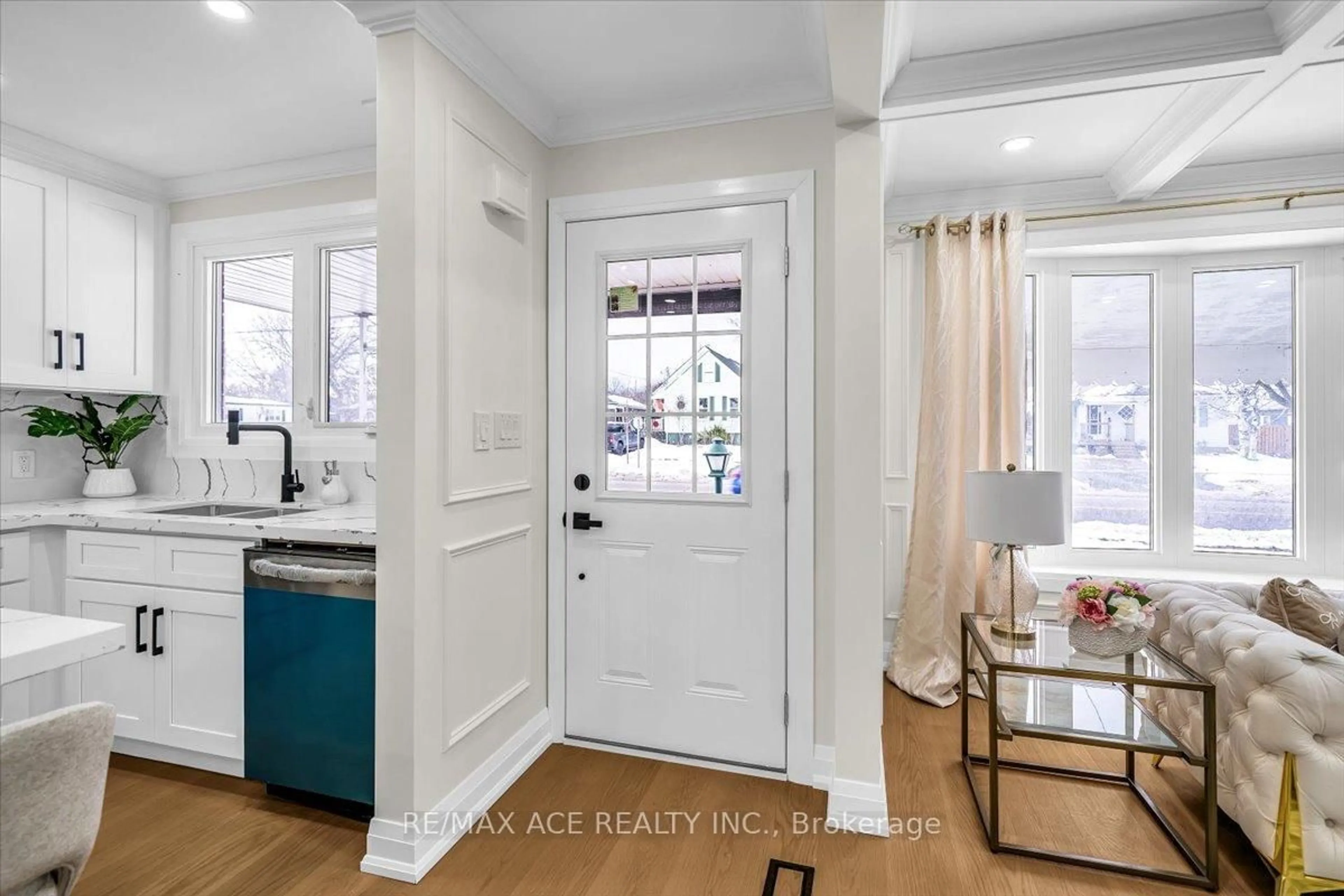 Indoor entryway for 265 Gibbons St, Oshawa Ontario L1J 4Y5