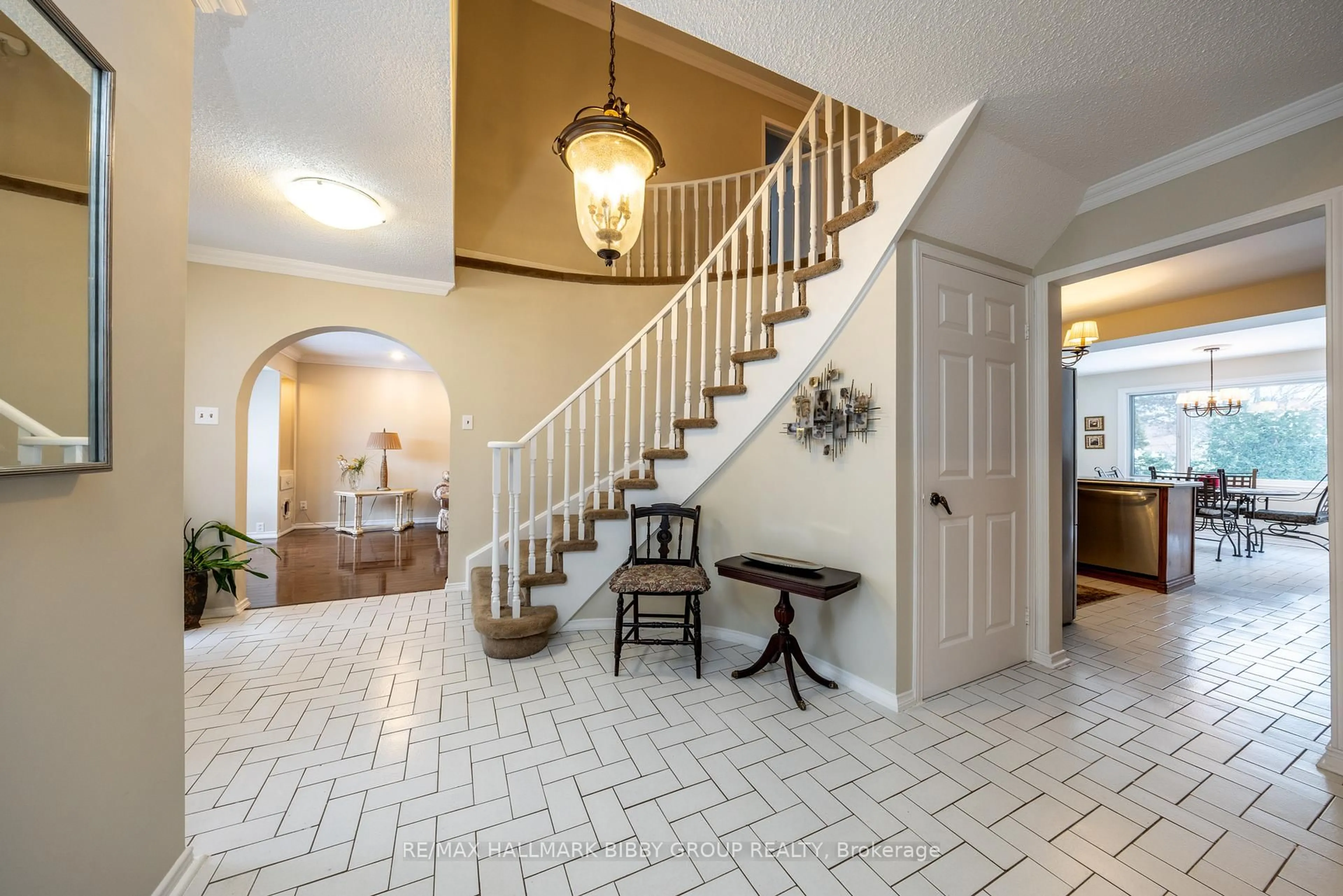 Indoor foyer for 9 Karen Ann Cres, Toronto Ontario M1G 1M3