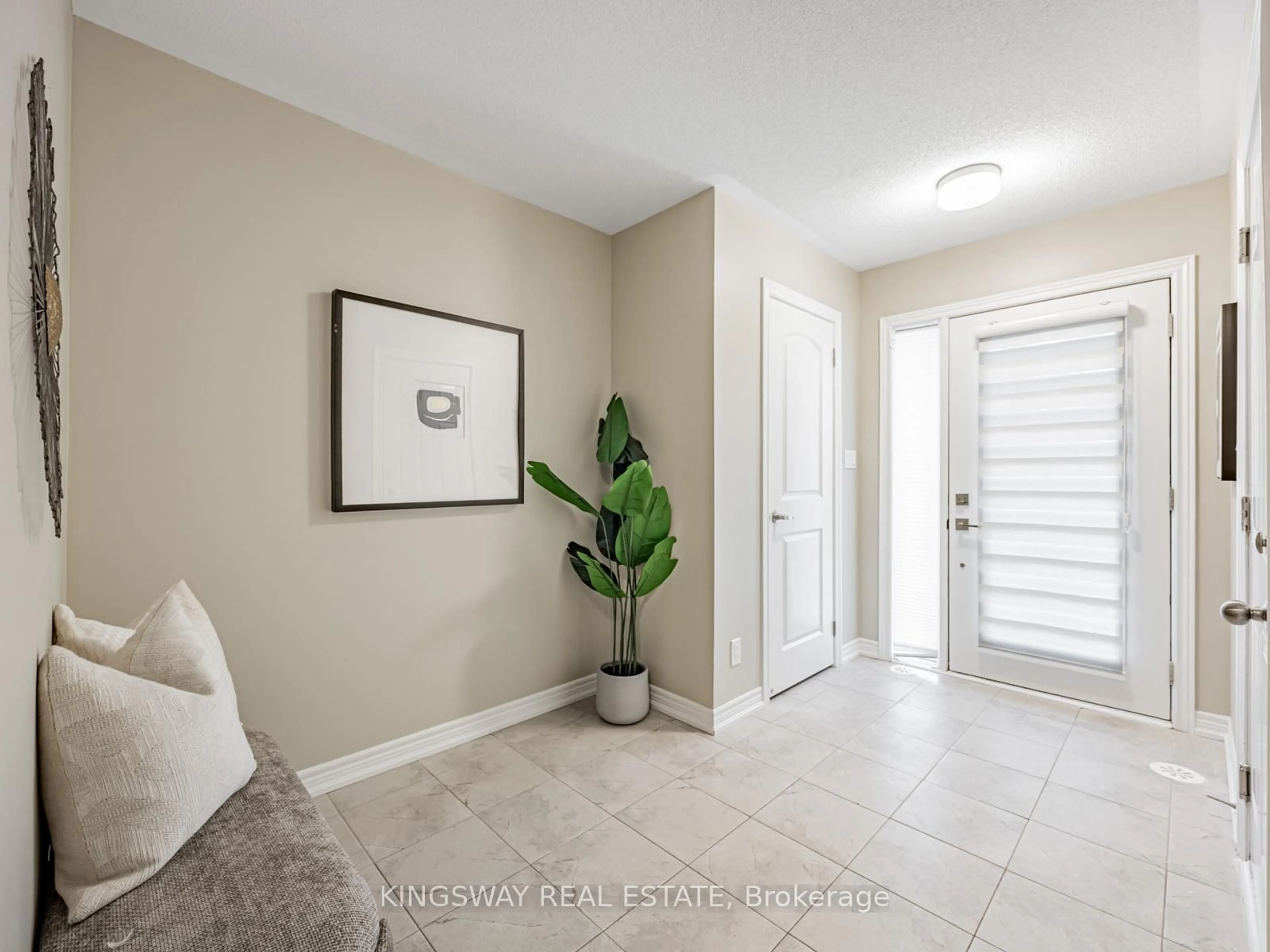 Indoor entryway for 1104 Lockie Dr, Oshawa Ontario L1L 0R9