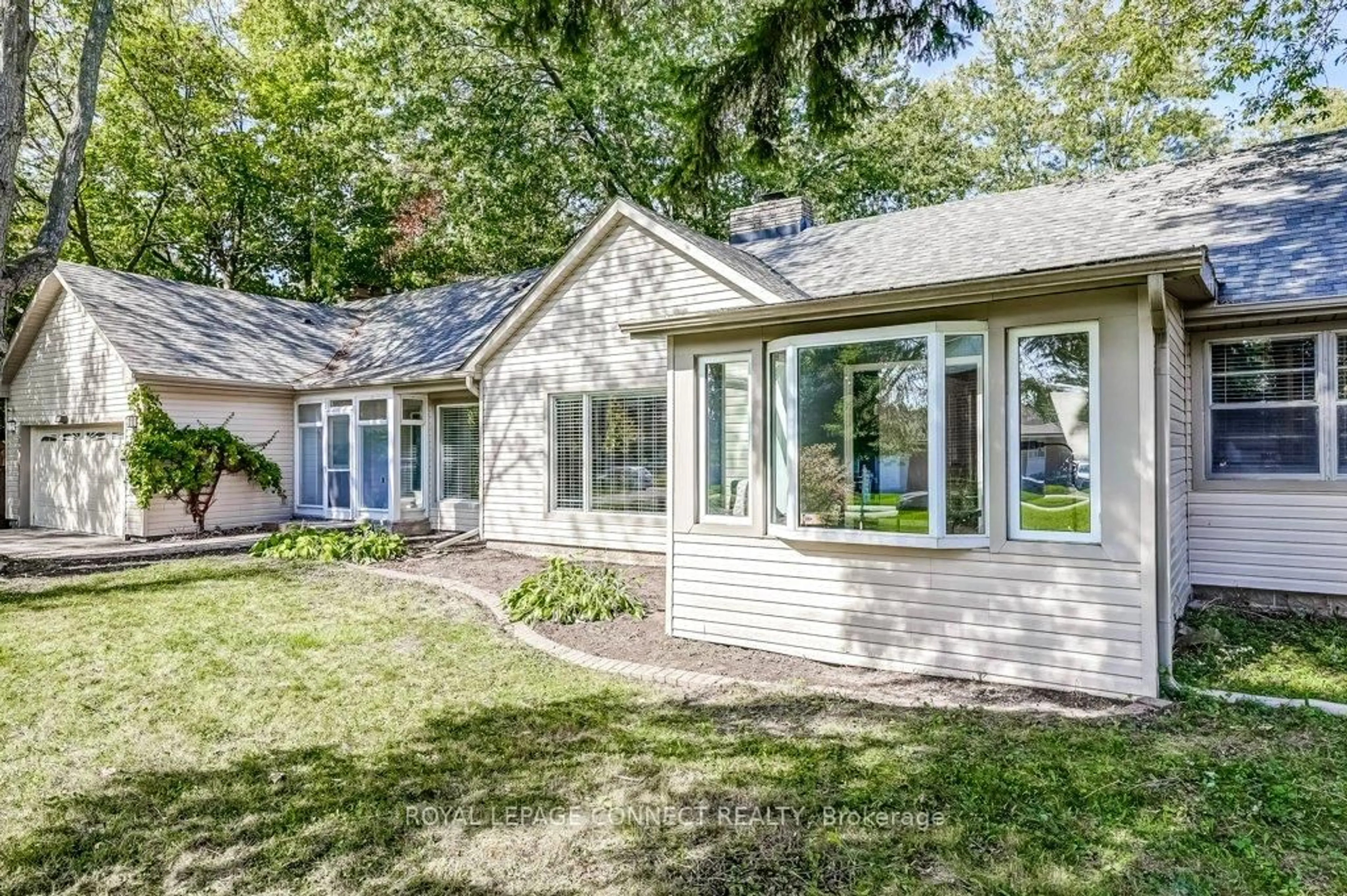 Home with vinyl exterior material, street for 70 Dunstall Cres, Toronto Ontario M1E 3M4