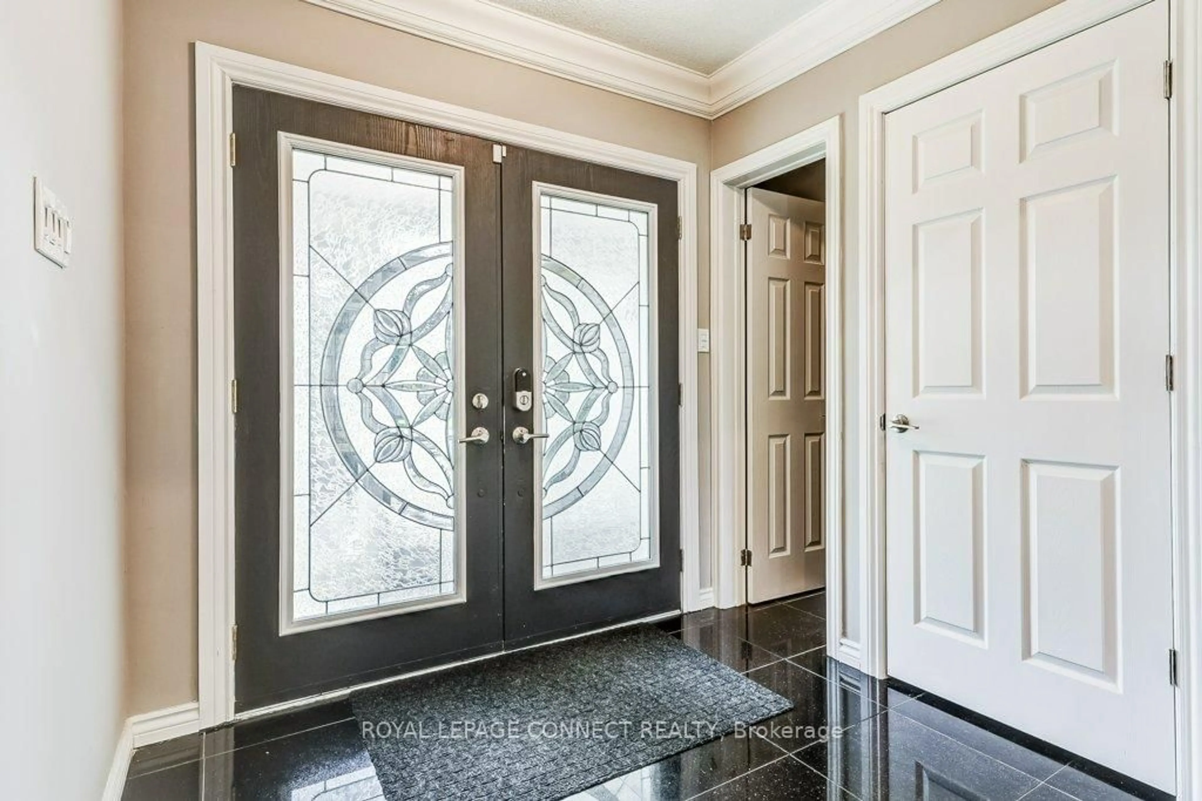 Indoor entryway for 70 Dunstall Cres, Toronto Ontario M1E 3M4