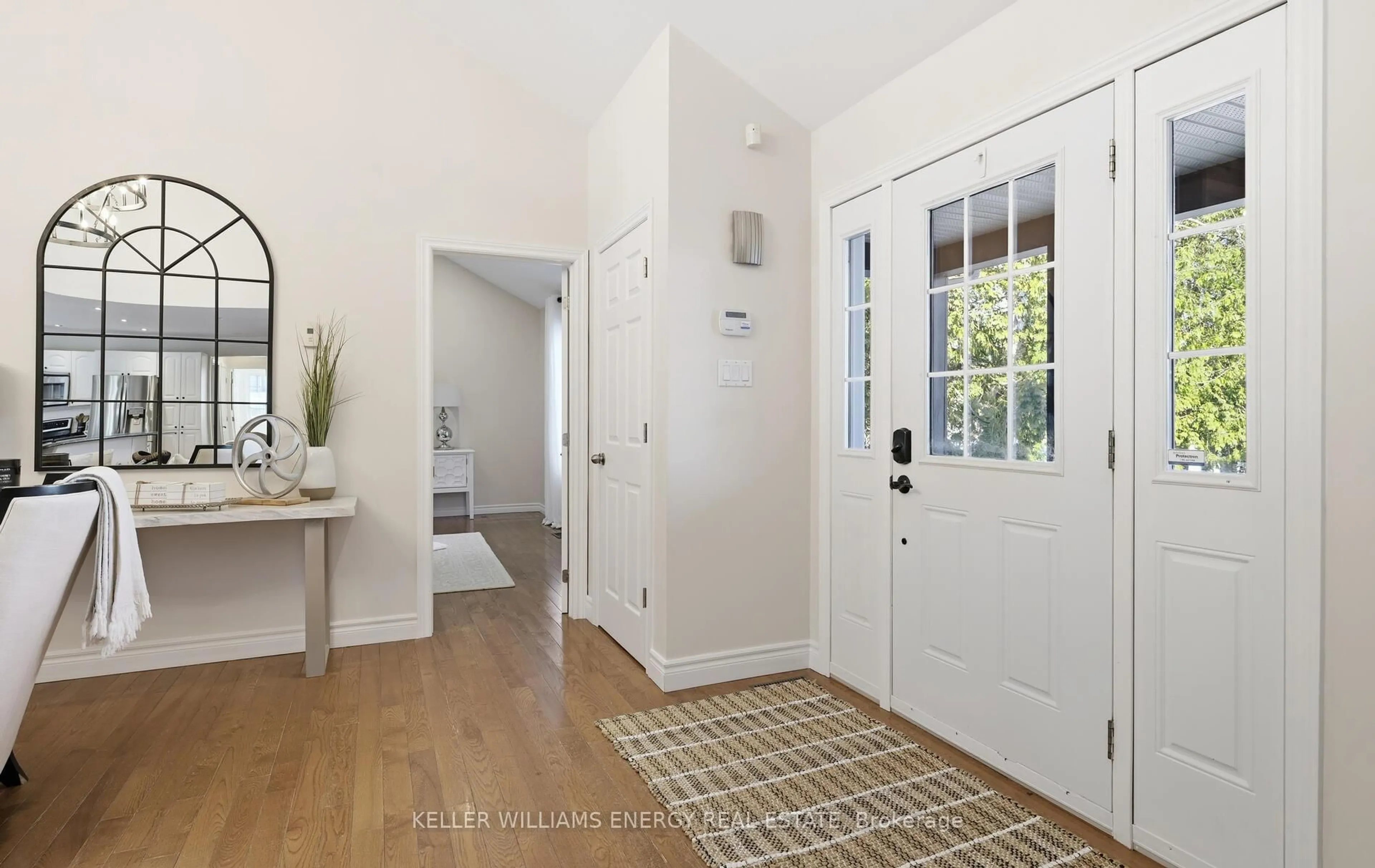 Indoor entryway for 60 Davidge Dr, Scugog Ontario L9L 1B6