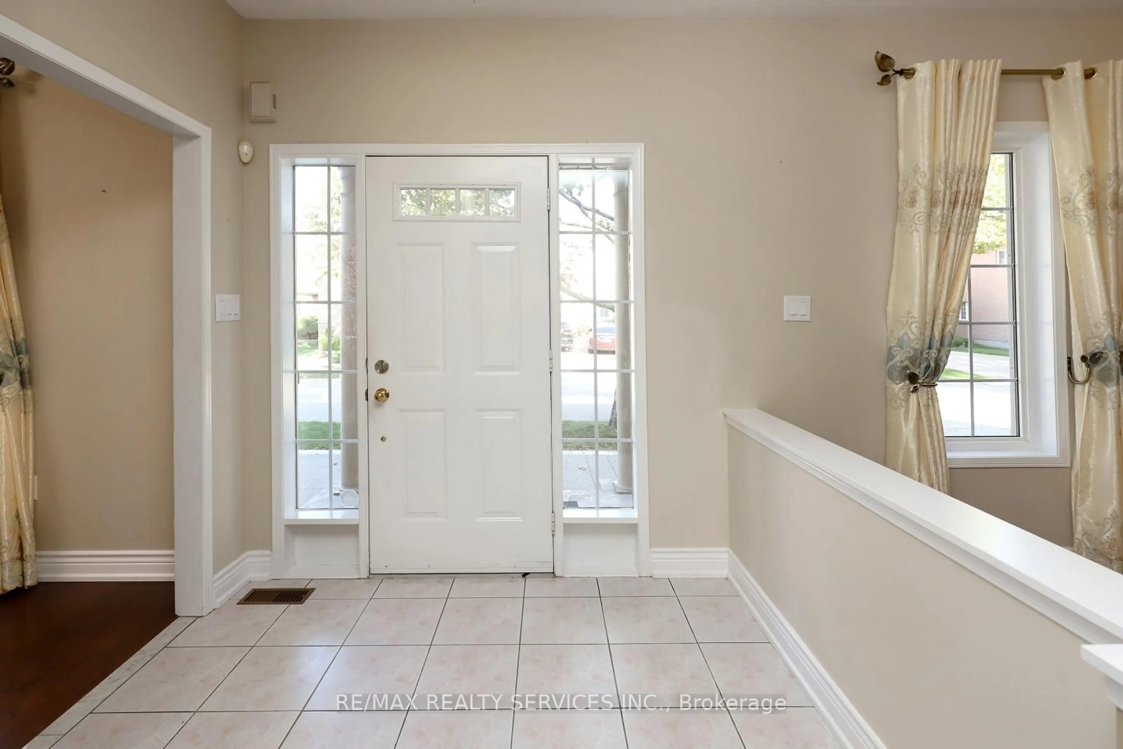 Indoor entryway for 17 Ballantyne Dr, Ajax Ontario L1T 4H6