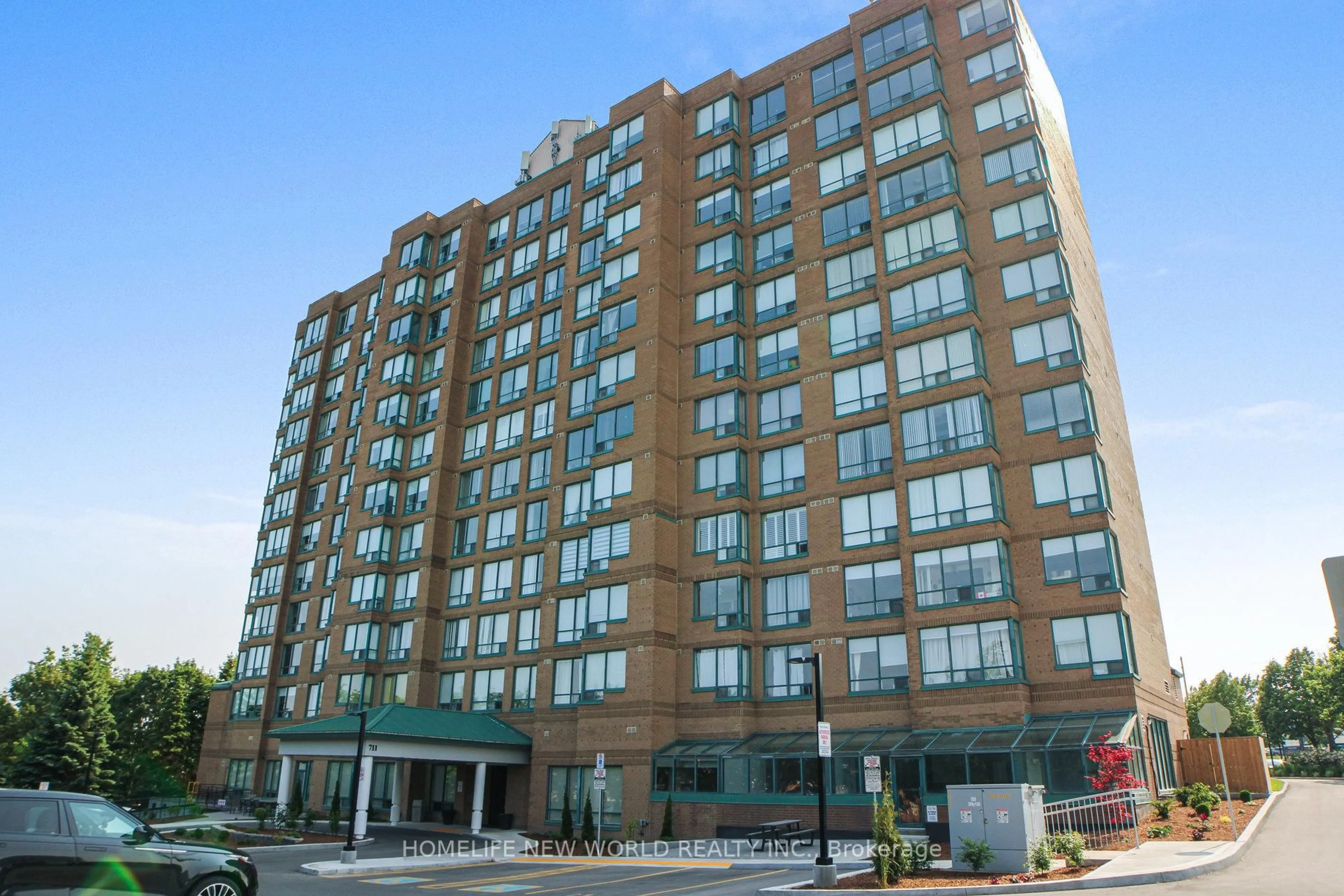 Indoor foyer for 711 Rossland Rd #706, Whitby Ontario L1N 8Z1