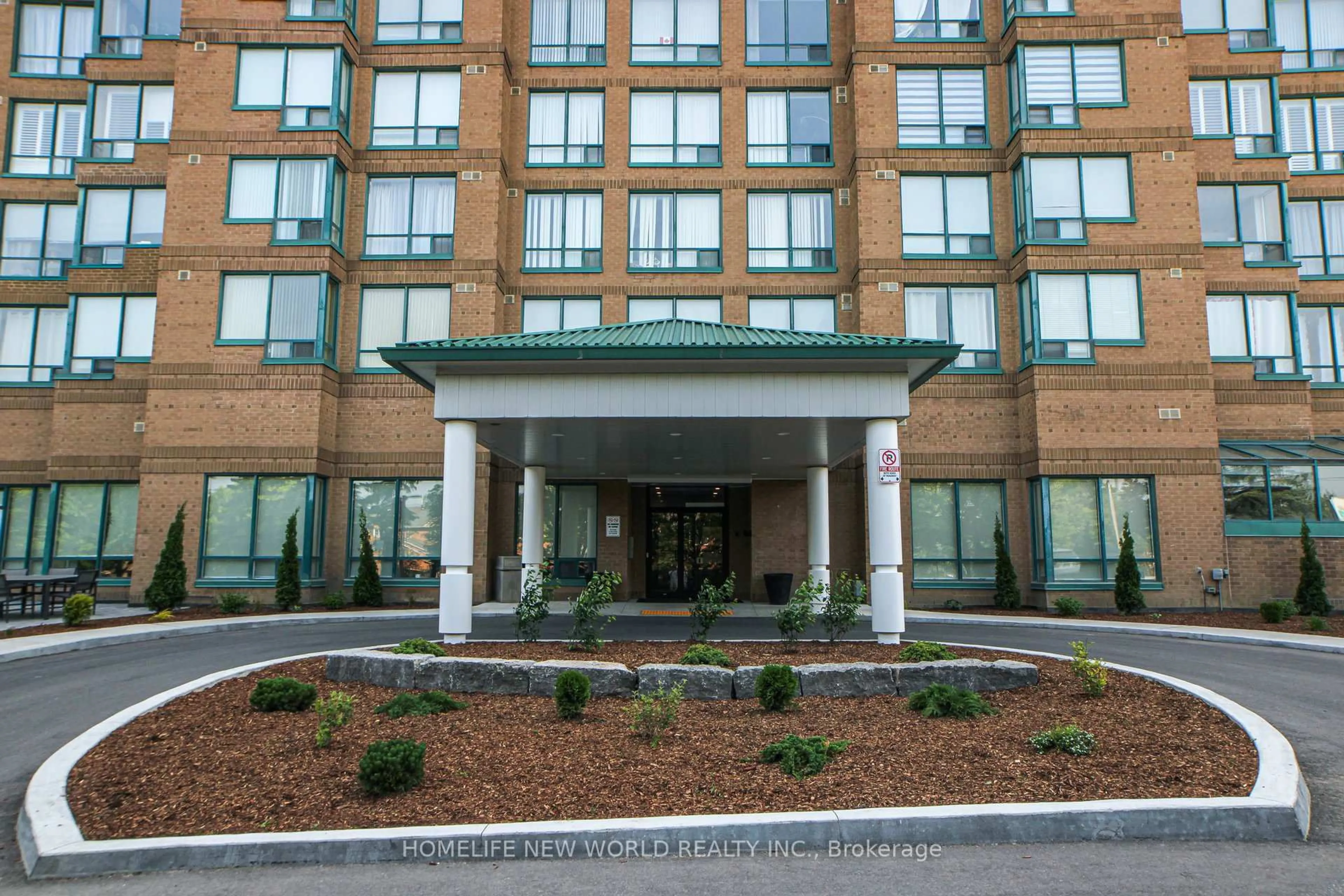 Indoor foyer for 711 Rossland Rd #706, Whitby Ontario L1N 8Z1