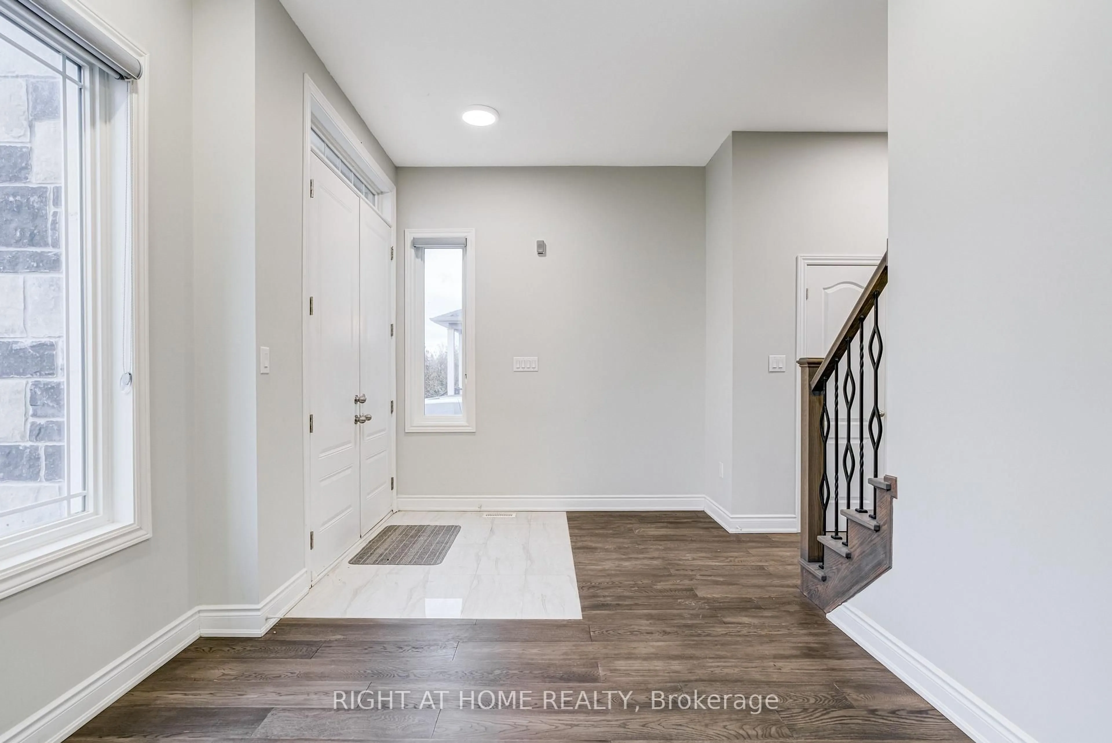 Indoor entryway for 487 Aztec Dr #7, Oshawa Ontario L1J 7S7