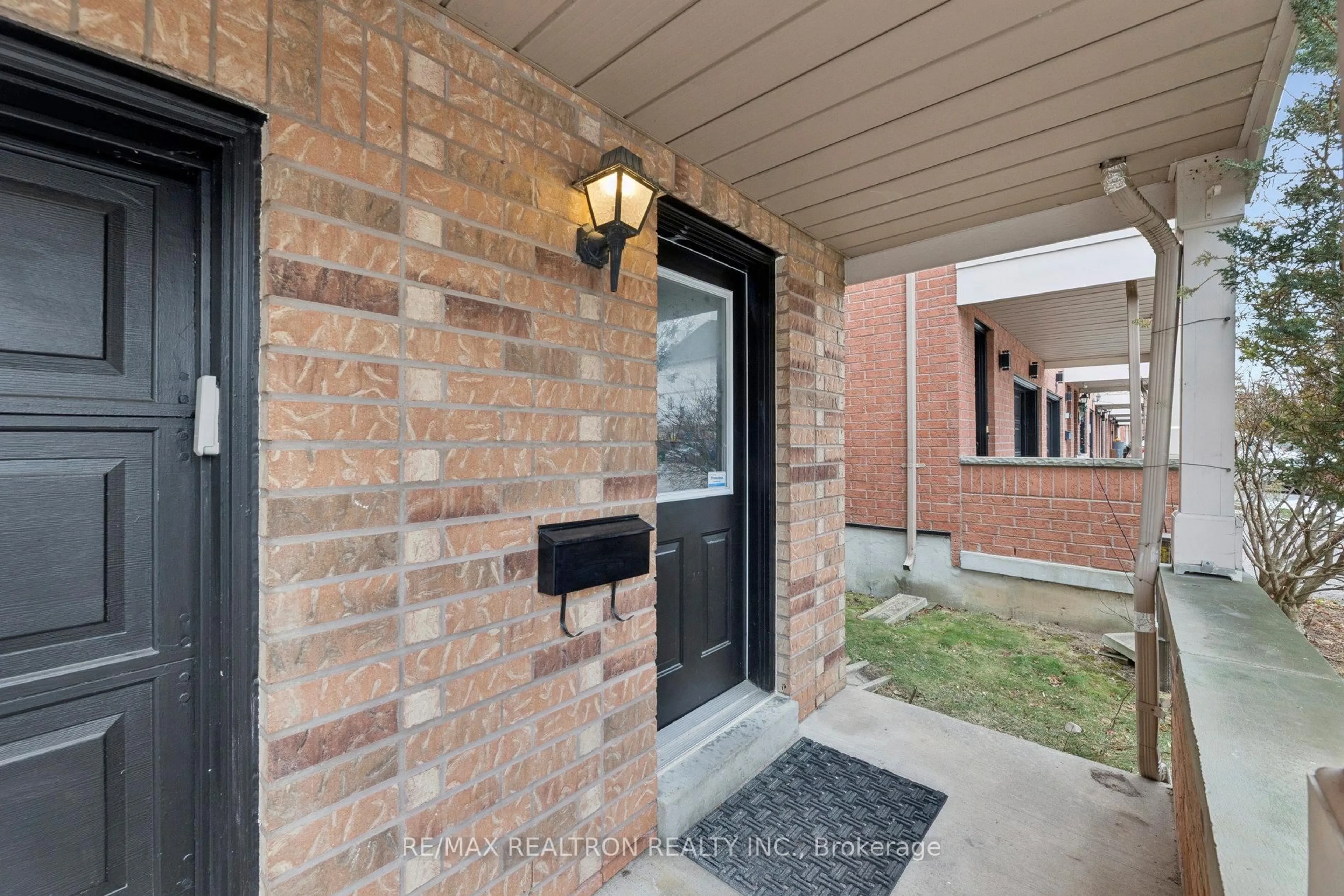 Indoor entryway for 33 Pennefather Lane #62, Ajax Ontario L1T 4H1