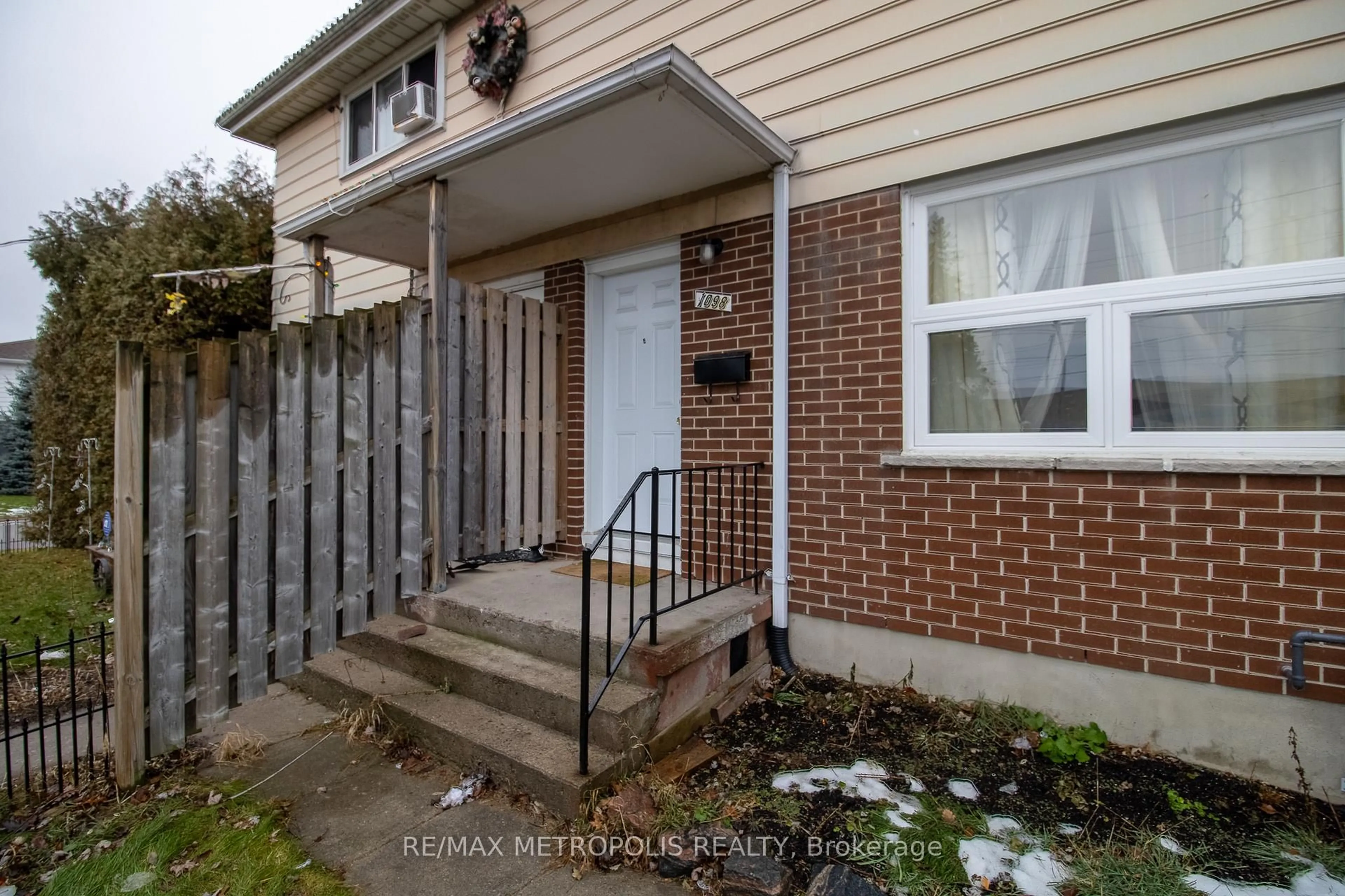 Unknown for 1098 Cedar St, Oshawa Ontario L1J 3R9