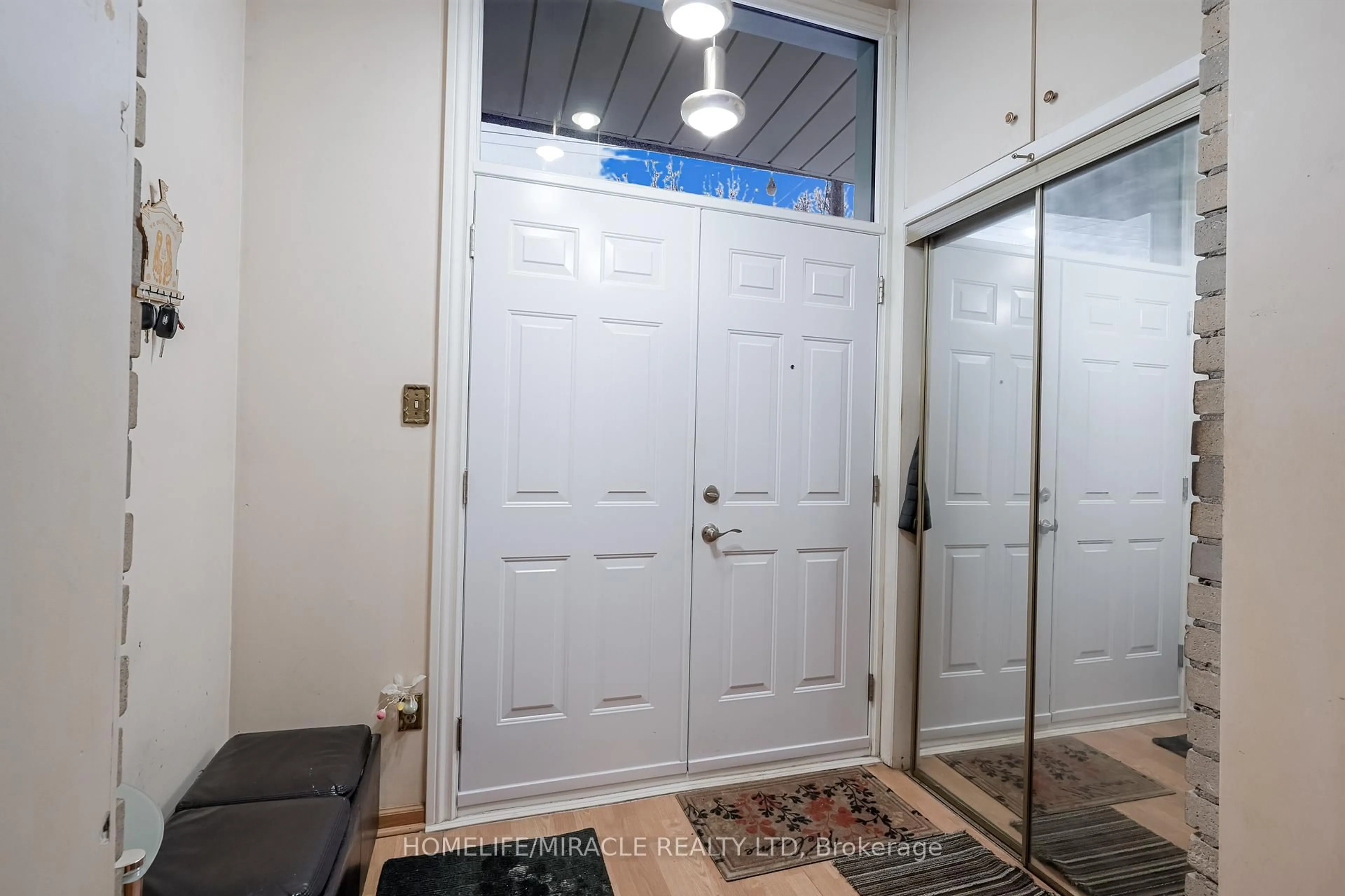 Indoor entryway for 39 Chancellor Dr, Toronto Ontario M1G 2W4