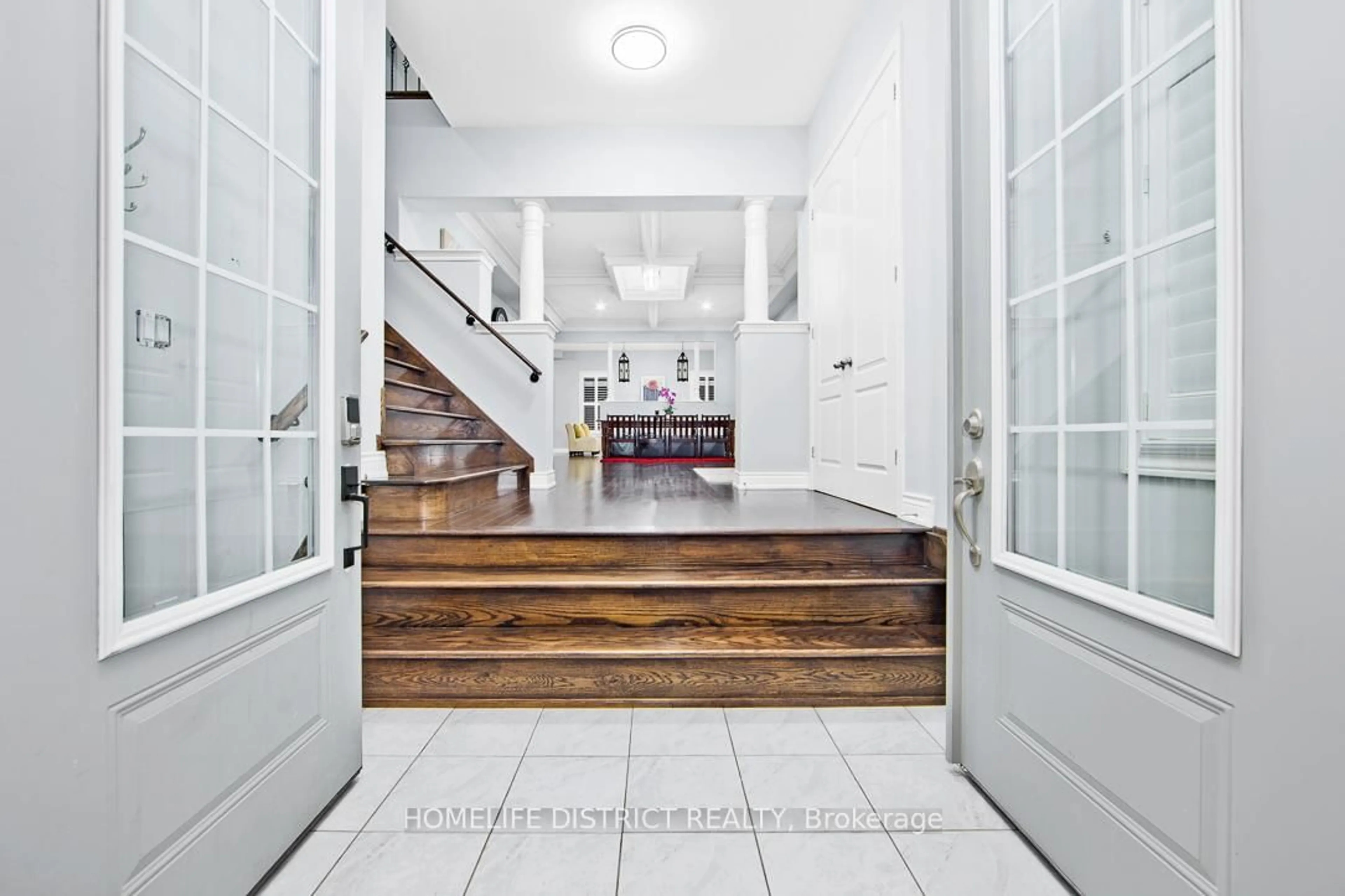 Indoor entryway for 1794 Grandview St, Oshawa Ontario L1K 0X4