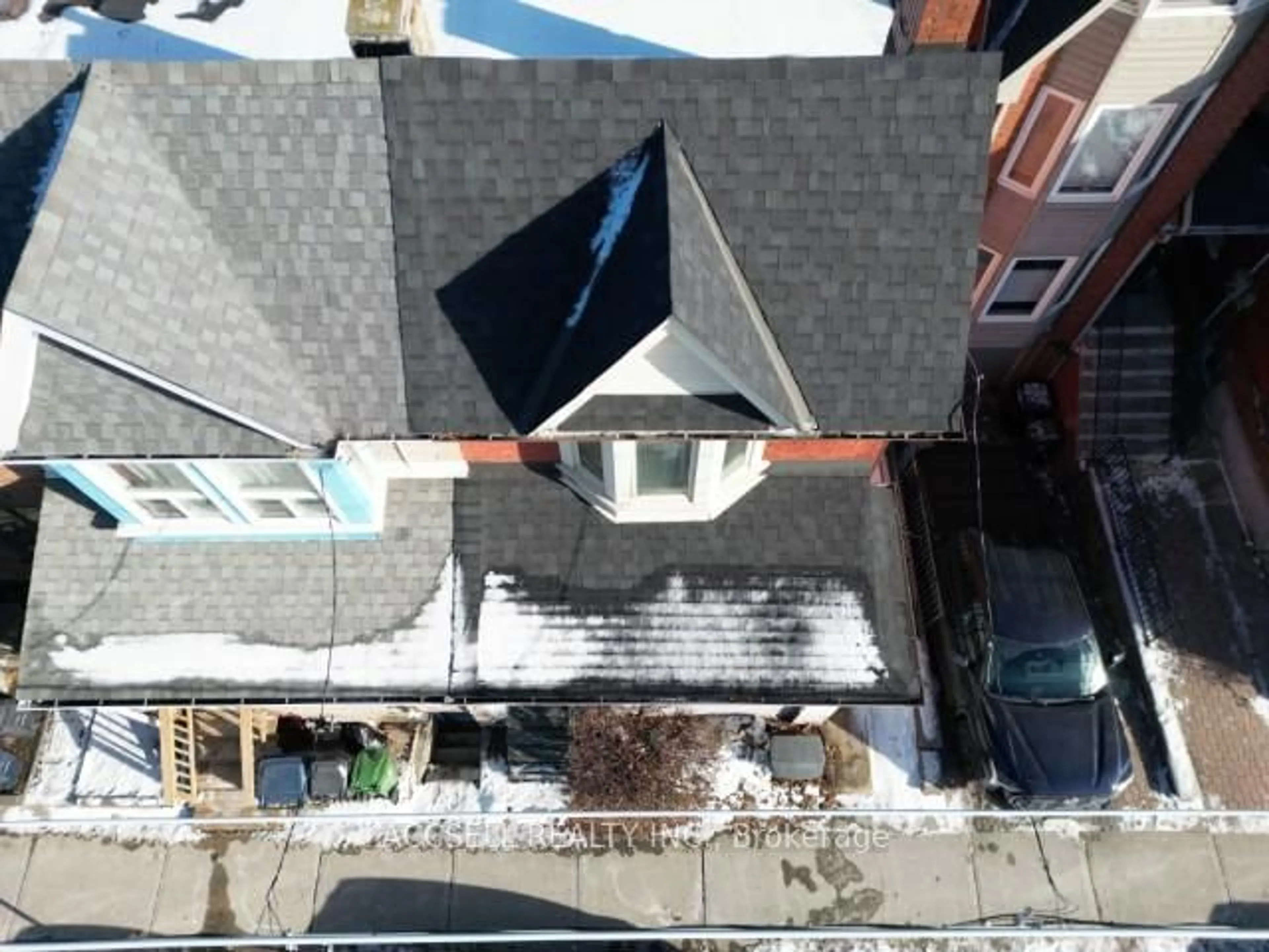 A pic from outside/outdoor area/front of a property/back of a property/a pic from drone, street for 177 Greenwood Ave, Toronto Ontario M4L 2P8
