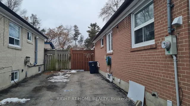 124 Overture Rd, Toronto 5