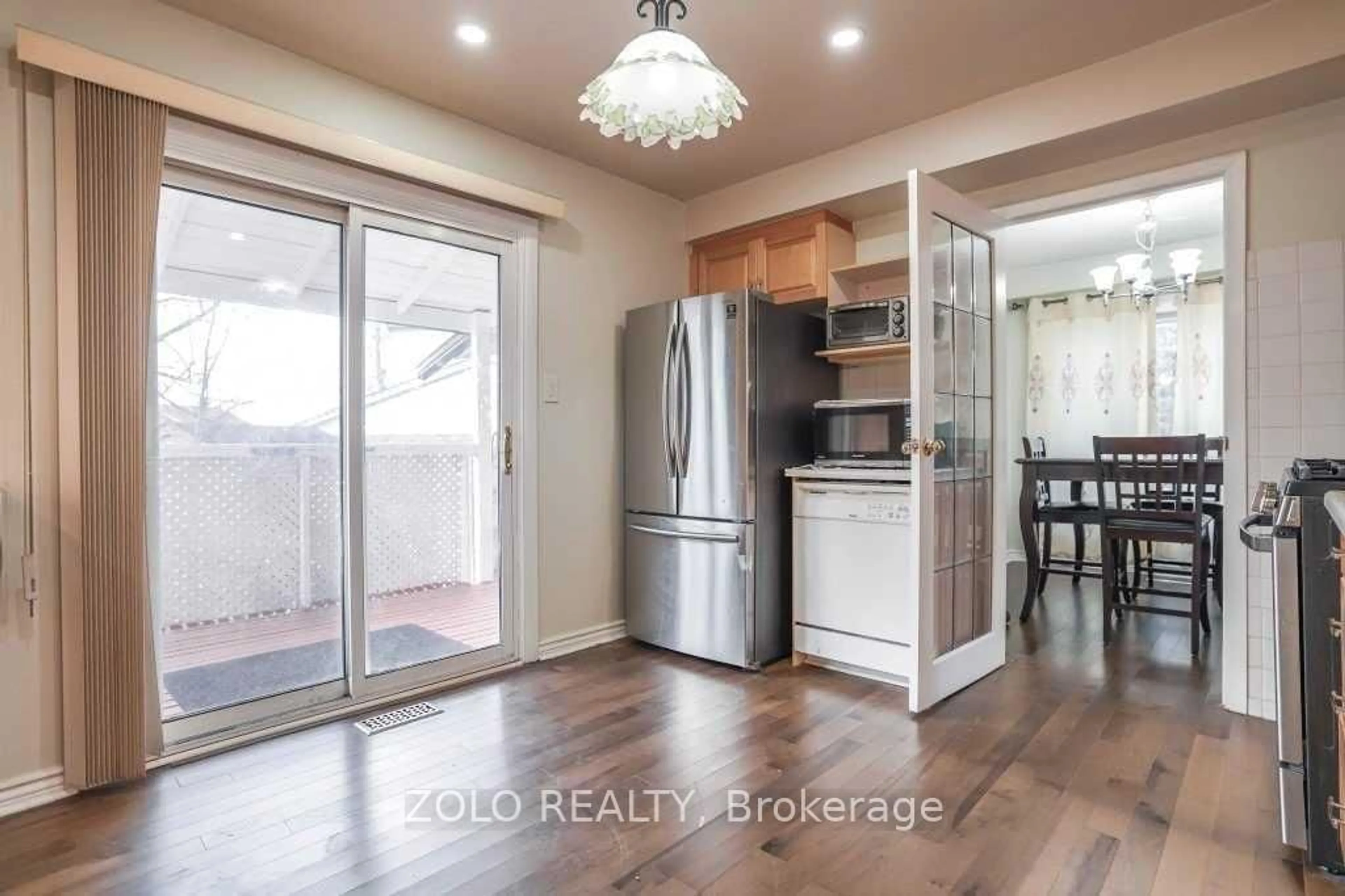 Open concept kitchen, wood/laminate floor for 98 Kirby Cres, Whitby Ontario L1N 6Z7