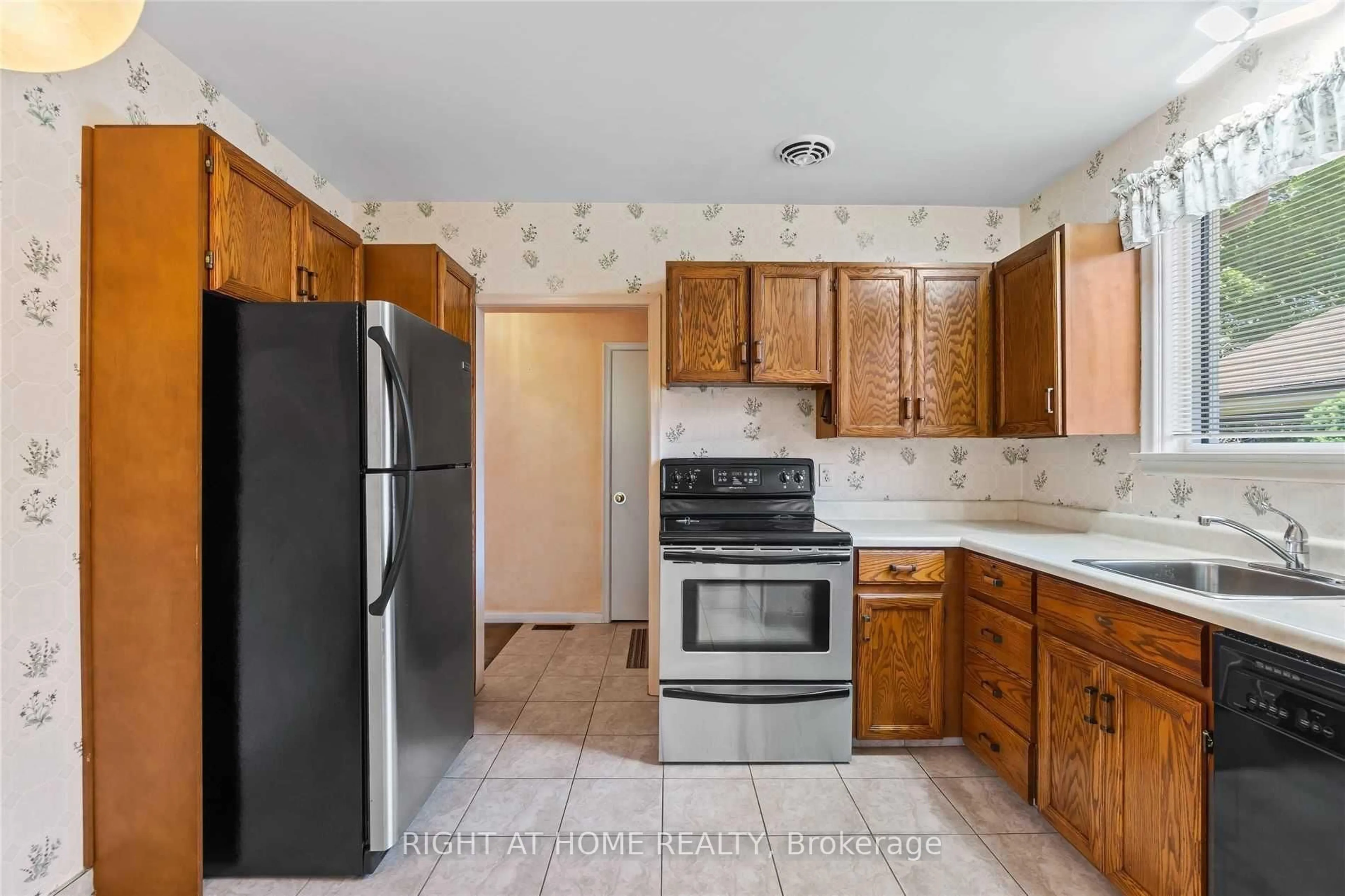Standard kitchen, unknown for 15 Arnprior Rd, Toronto Ontario M1K 5A5