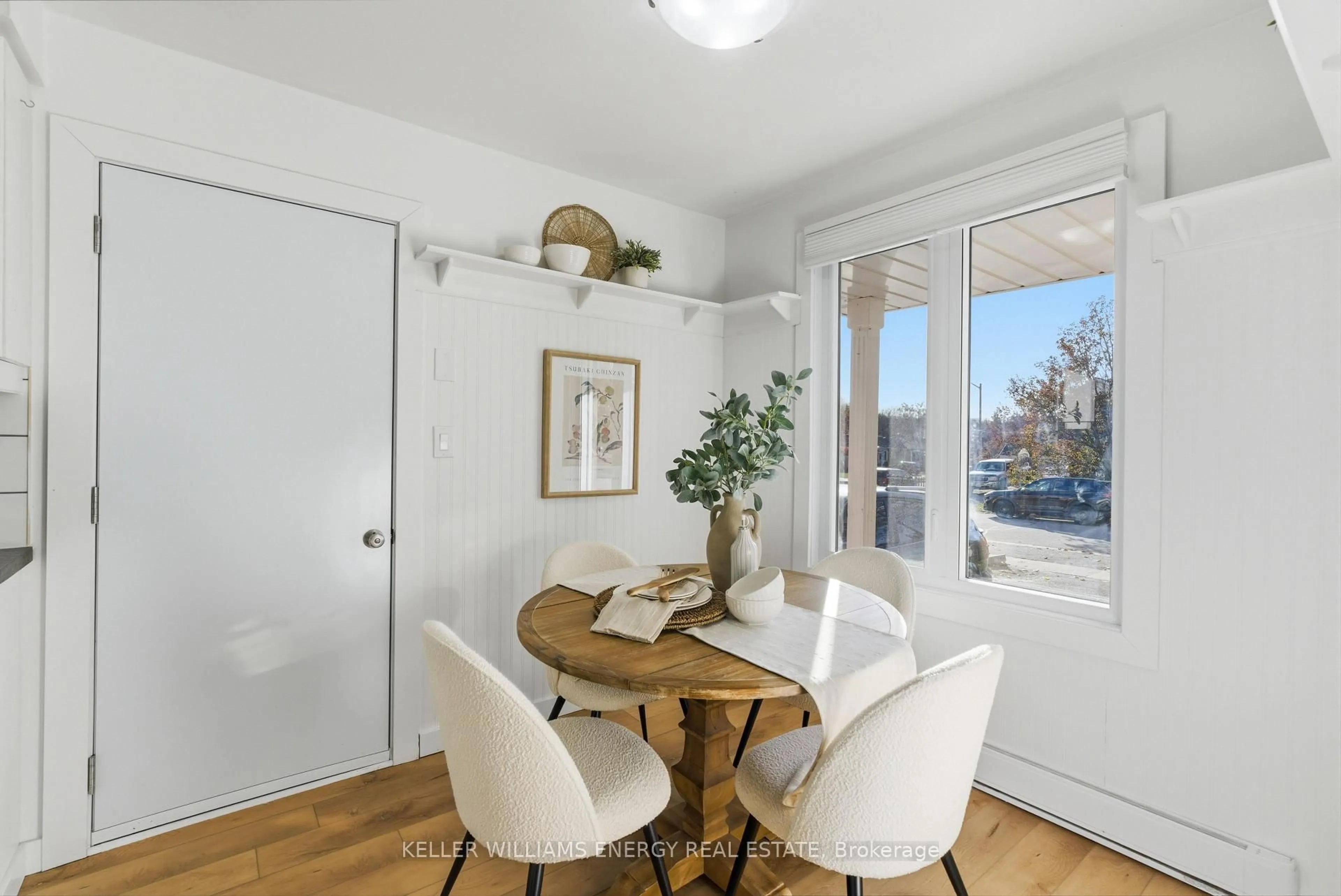 Dining room, wood/laminate floor for 35 Overbank Dr, Oshawa Ontario L1J 7X9