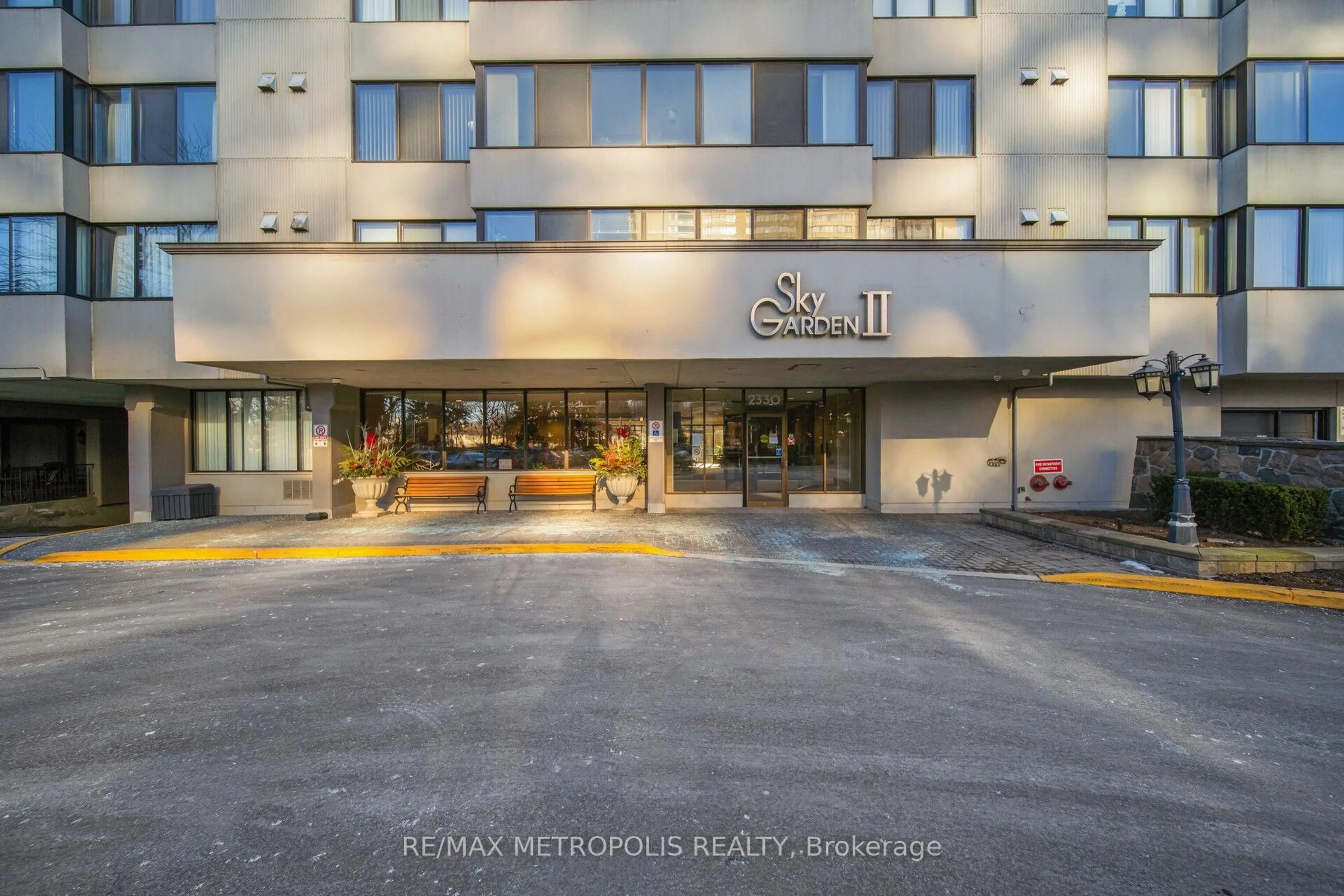 Indoor foyer for 2330 Bridletowne Circ #2212, Toronto Ontario M1W 3P6