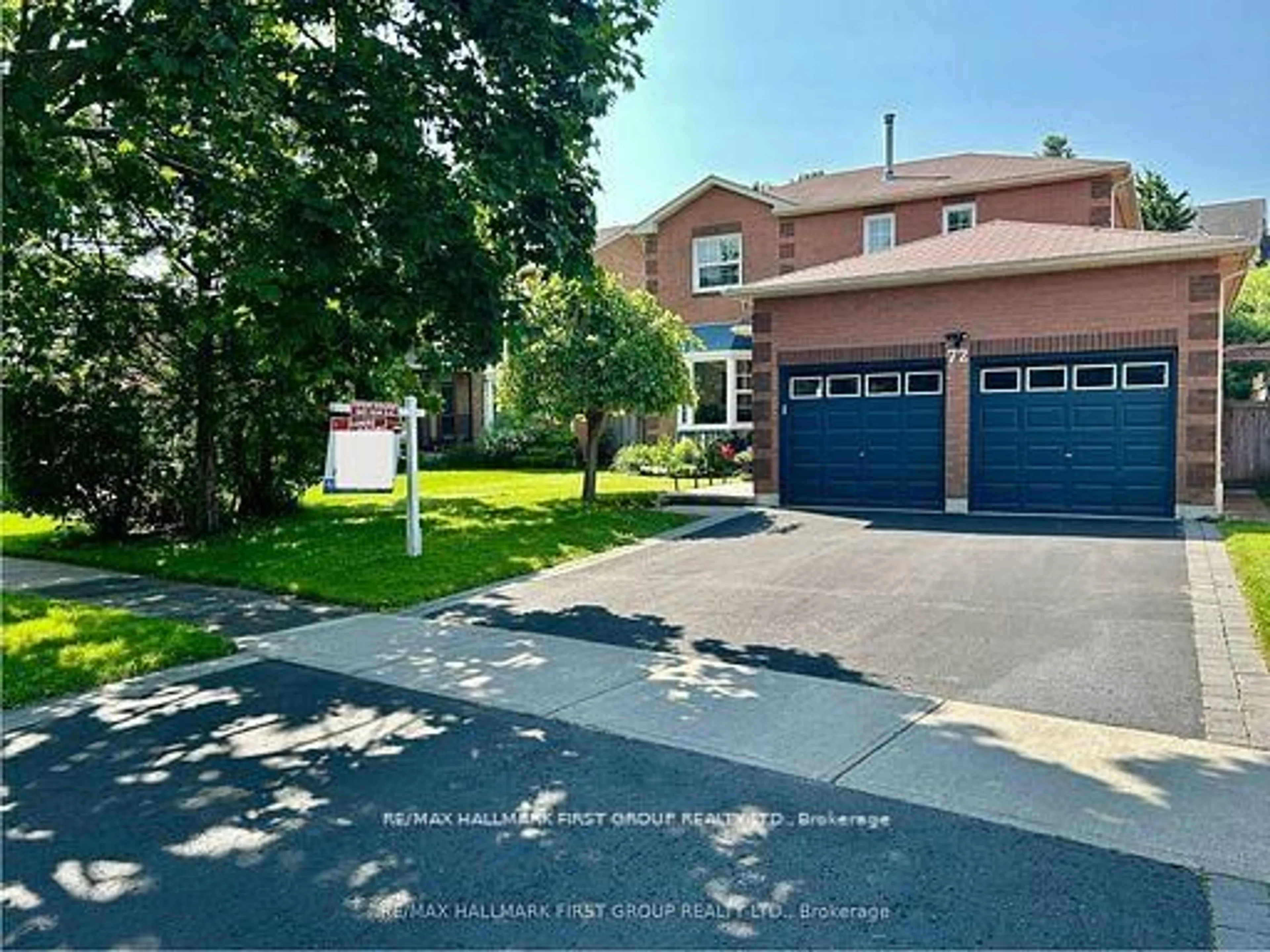 A pic from outside/outdoor area/front of a property/back of a property/a pic from drone, street for 72 Irwin Dr, Whitby Ontario L1N 9H7
